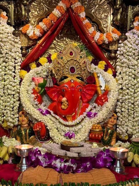 KarishmaPa15201's tweet photo. श्री गणेश चालीसा
दोहा
जय गणपति सदगुण सदन,
कविवर बदन कृपाल।
विघ्न हरण मंगल करण,
जय जय गिरिजालाल॥
चौपाई
जय जय जय गणपति गणराजू।
मंगल भरण करण शुभ काजू॥
जय गजबदन सदन सुखदाता।
विश्व विनायका बुद्धि विधाता॥
वक्र तुण्ड शुचि शुण्ड सुहावना।
तिलक त्रिपुण्ड भाल मन भावन॥
राजत मणि मुक्तन उर माला।
स्वर्ण मुकुट शिर नयन विशाला॥
पुस्तक पाणि कुठार त्रिशूलं।
मोदक भोग सुगन्धित फूलं॥
सुन्दर पीताम्बर तन साजित।
चरण पादुका मुनि मन राजित॥
धनि शिव सुवन षडानन भ्राता।
गौरी ललन विश्व-विख्याता॥
ऋद्धि-सिद्धि तव चंवर सुधारे।
मूषक वाहन सोहत द्वारे॥
कहौं जन्म शुभ कथा तुम्हारी।
अति शुचि पावन मंगलकारी॥
एक समय गिरिराज कुमारी।
पुत्र हेतु तप कीन्हों भारी॥
भयो यज्ञ जब पूर्ण अनूपा।
तब पहुँच्यो तुम धरि द्विज रूपा॥
अतिथि जानि के गौरी सुखारी।
बहु विधि सेवा करी तुम्हारी॥
अति प्रसन्न ह्वै तुम वर दीन्हा।
मातु पुत्र हित जो तप कीन्हा॥
मिलहिं पुत्र तुहि बुद्धि विशाला।
बिना गर्भ धारण यहि काला॥
गणनायक गुण ज्ञान निधाना।
पूजित प्रथम रूप भगवाना॥
अस कहि अन्तर्धान रूप ह्वै।
पालना पर बालक स्वरूप ह्वै॥
बनि शिशु रुदन जबहिं तुम ठाना।
लखि मुख सुख नहिं गौरी समाना॥
सकल मगन सुख मंगल गावहिं।
नभ ते सुरन सुमन वर्षावहिं॥
शम्भु उमा बहु दान लुटावहिं।
सुर मुनिजन सुत देखन आवहिं॥
लखि अति आनन्द मंगल साजा।
देखन भी आए शनि राजा॥
निज अवगुण गनि शनि मन माहीं।
बालक देखन चाहत नाहीं॥
गिरिजा कछु मन भेद बढ़ायो।
उत्सव मोर न शनि तुहि भायो॥
कहन लगे शनि मन सकुचाई।
का करिहों शिशु मोहि दिखाई॥
नहिं विश्वास उमा उर भयऊ।
शनि सों बालक देखन कहायऊ॥
पड़तहिं शनि दृग कोण प्रकाशा।
बालक सिर उड़ि गयो अकाशा॥
गिरिजा गिरी विकल भ्वे धरणी।
सो दुख दशा गयो नहिं वरणी॥
हाहाकार मच्यो कैलाशा।
शनि कीन्हों लखि सुत का नाशा॥
तुरत गरुड़ चढ़ि विष्णु सिधाये।
काटि चक्र सो गजशिर लाये॥
बालक के धड़ ऊपर धारयो।
प्राण मन्त्र पढ़ि शंकर डारयो॥
नाम गणेश शम्भु तब कीन्हें।
प्रथम पूज्य बुद्धि निधि वर दीन्हें॥
बुद्धि परीक्षा जब शिव कीन्हा।
पृथ्वी कर प्रदक्षिणा लीन्हा॥
चले षडानन भरमि भुलाई।
रचे बैठि तुम बुद्धि उपाई॥
चरण मातु-पितु के धर लीन्हें।
तिनके सात प्रदक्षिण कीन्हें॥
धनि गणेश कहि शिव हिय हर्ष्यों।
नभ ते सुरन सुमन बहु वर्ष्यो॥
तुम्हारी महिमा बुद्धि बड़ाई।
शेष सहस मुख सके न गाई॥
मैं मति हीन मलीन दुखारी।
करहूँ कौन विधि विनय तुम्हारी॥
भजत रामसुन्दर प्रभुदासा।
जग प्रयाग ककरा दुर्वासा॥
अब प्रभु दया दीन पर कीजे।
अपनी शक्ति भक्ति कुछ दीजे॥
दोहा
श्री गणेश यह चालीसा,
पाठ करे धर ध्यान।
नित नव मंगल गृह बसे,
लहे जगत सनमान॥
संवत् अपना सहस्र दश,
ऋषि पंचमी दिनेश।
पूरण चालीसा भयो,
मंगल मूर्ति गणेश॥
गणेश चालीसा भगवान गणेश (विघ्नहर्ता, प्रथम पूज्य) की स्तुति है। इसमें उनके जन्म, गजमुख प्राप्ति और प्रथम पूज्य बनने की कथा का वर्णन है। नियमित पाठ से विघ्नों का नाश, बुद्धि, समृद्धि और शुभ कार्यों में सफलता मिलने की मान्यता है। बुधवार या किसी नए कार्य की शुरुआत में पाठ विशेष फलदायी माना जाता है।
🕉️🕉️🕉️🕉️🕉️जय गणेश! 🕉️🕉️🕉️🙏
जय गणपति बप्पा मोरया 🚩🚩🚩🚩🚩
जय सिद्धि विनायक बाबा 🚩🚩🚩🙏🙏
#नवरात्रि