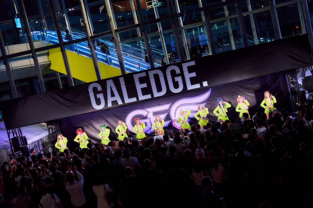 TP_official_'s tweet photo. 【#GALEDGE.】
ギャルパフォーマンスグループ・GALEDGE.(#ギャレッジ)が、
本日10月14日(水)にデビューシングル「#WILDCARD」をデジタルリリースしデビューしました💖🪽
前日には渋谷ストリーム前にてDEBUT SHOWCASEを開催し「WILDCARD」を初パフォーマンス❤️🔥
さらに「WILDCARD」のリリースと同時にMVも公開しました✨
本MVは山田孝之さんにクリエイティブディレクターを担当いただき、ダンスシーンと共にGALEDGE.の物語の幕開けが描かれています🎬
GALEDGE.は今後、ギャルマインドとダンスパフォーマンス力を融合させた、
日本発の“G-POP”を世界へ発信してまいります🌈
🔗「WILDCARD」MV
https://t.co/ErLsYAKprC
🔗「WILDCARD」配信リンク
https://t.co/T8hVtOZgEJ
🔗プレスリリースはこちら
https://t.co/wH9ERlni1i
@galedge_jp
#GALMIND #GALVIBES #GPOP