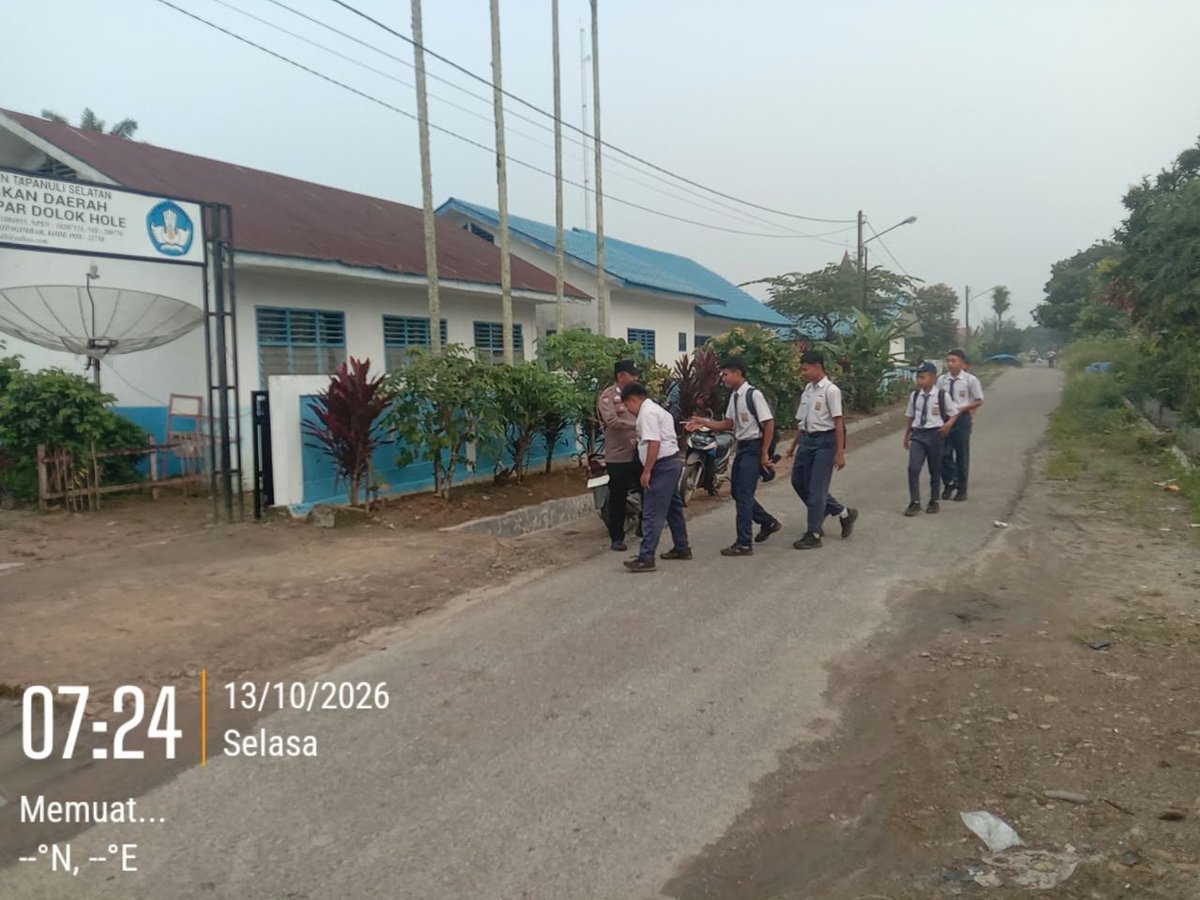 bagops_tapsel's tweet photo. Polsek Saipar Dolok Hole atur lalu lintas di depan SMPN 2 Sipangimbar, pastikan pelajar berangkat sekolah dengan aman. #polisibersamamasyarakat #polrestapsel #PamPagi #KeselamatanPelajar https://t.co/4eXvRUaEFq
