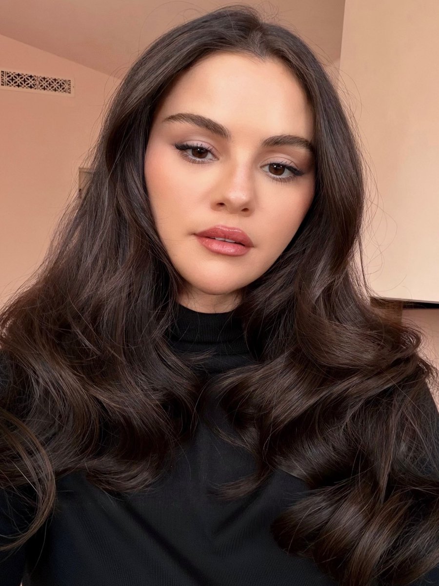 PortalSelenaBR's tweet photo. SELfies! ❤️ https://t.co/wmvgzbaYaT