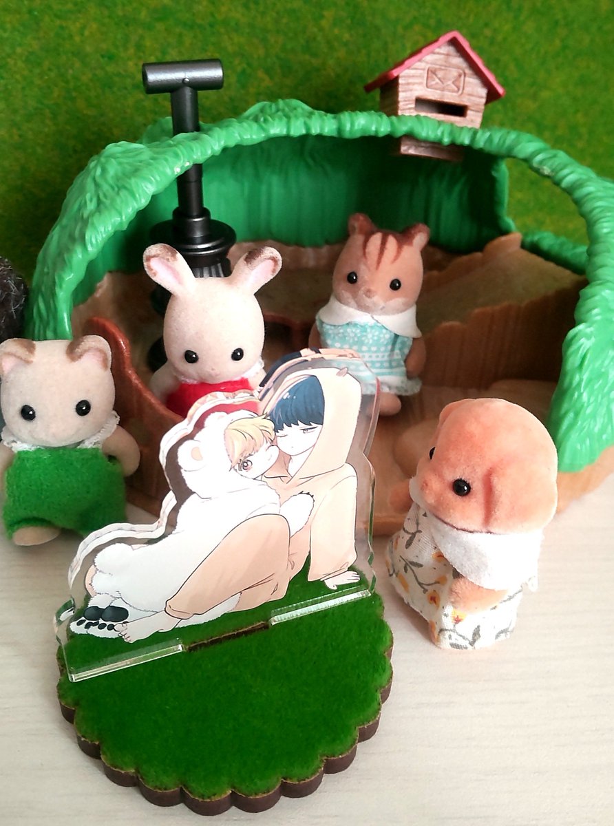 goodsun19741's tweet photo. あさ先生のハムクマくんアクスタの台座の手触りがめっちゃシ○バニアだったので一緒に撮ってみたらなんかなんか…圧…みたいな感じに… https://t.co/LTMyxDqEyn