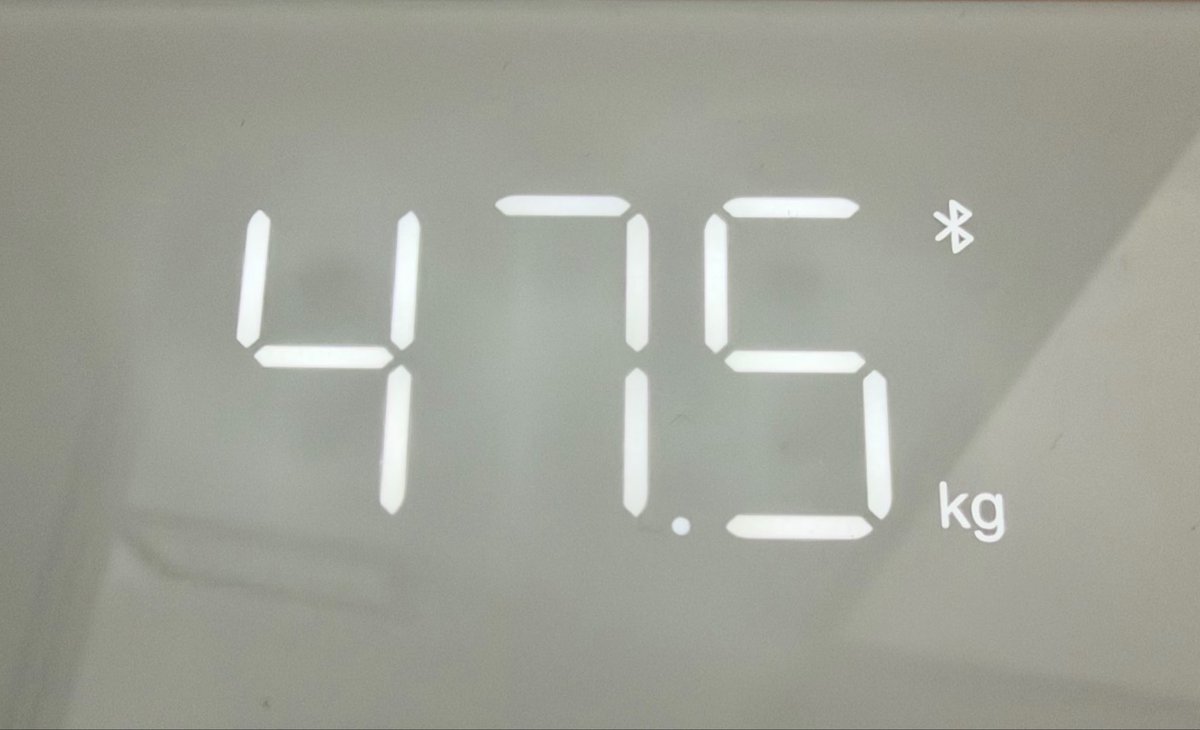 31Tomoka31's tweet photo. 昨夜食べて帰って来て、お風呂上がった時に体重を測ったら2kg増えていたんだけど🐽、今測ったら元に戻っていて、特に出した覚えはないんだけど🤣、昨日の2kgはいったい何処に行ったんだ🤔⁉️
デブってないならまっいっかー✨
良かった💖
今日も美味しく飲もうっと🥂

#デブ活
#ダイエット
#体重 https://t.co/ZzrpYDyUzD