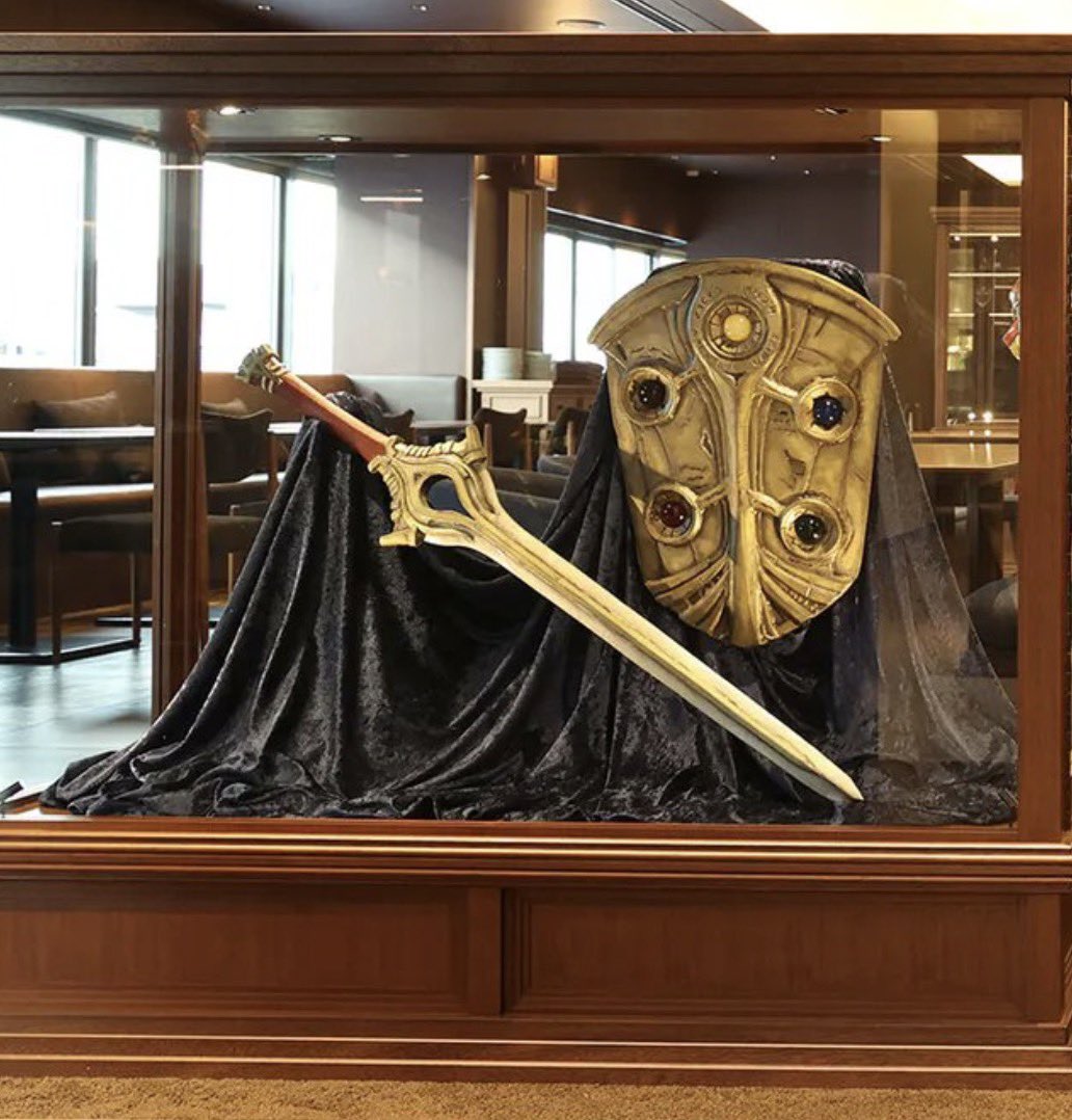 raidinator20's tweet photo. HOLY SHIT THE FALCHIONS AND FIRE EMBLEM??? https://t.co/bLNAdiMTgG