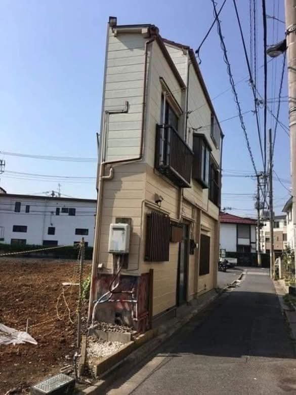 MarcosHungria4's tweet photo. Parece que é em algum lugar não identificado, no Japão. 
Isso sim, é viver "no aperto"... 
A cama de casal deve estar colocada "em pé"... https://t.co/1GypIQL1rH