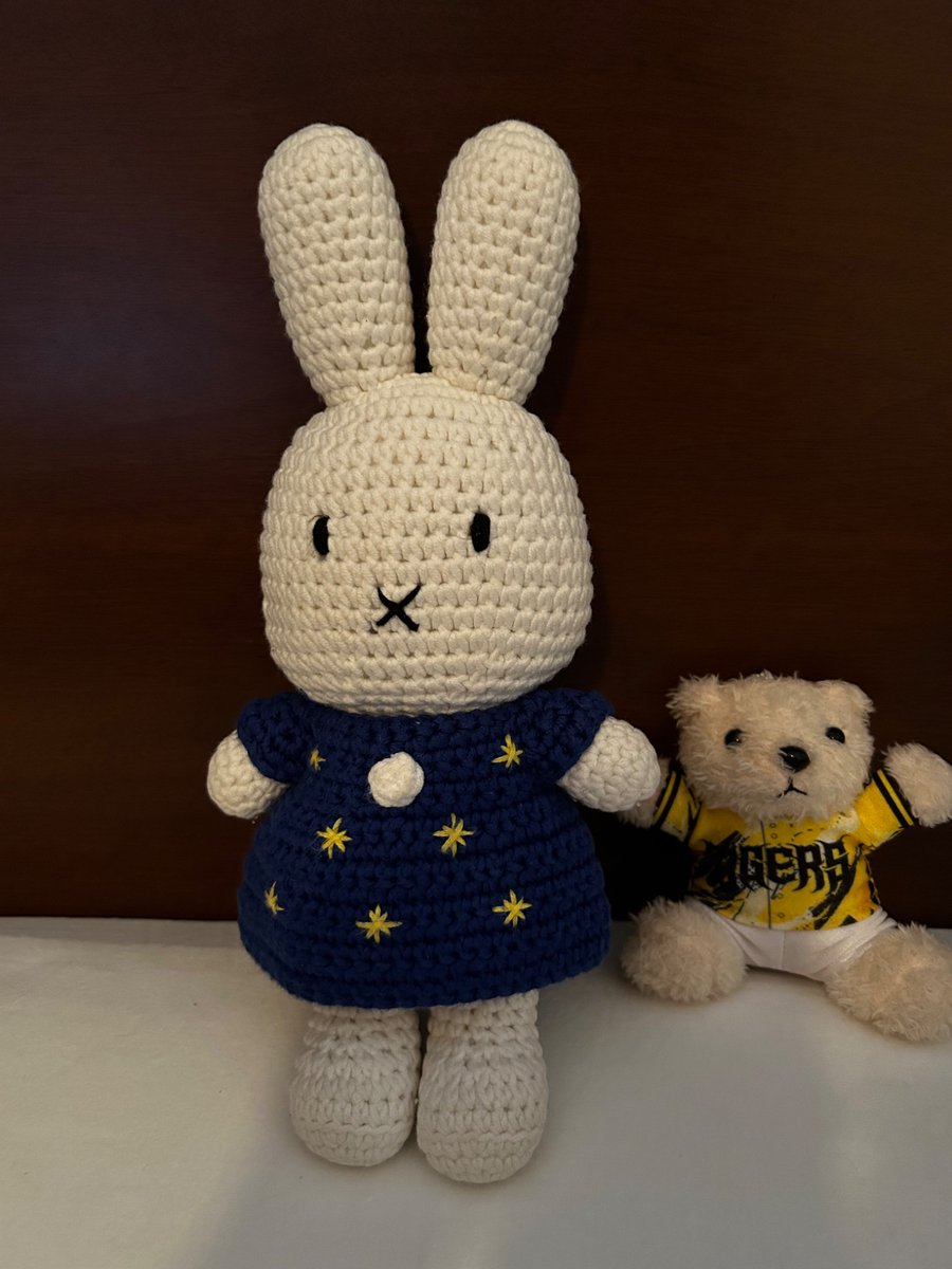 yuriusa's tweet photo. CSへの興奮からか今朝5時に目覚めてしまった！眠い… ミフィ子に着せてたゴッホの星月夜ドレスが、なんかDeNAファンみたいなので、黄色の服(母謹製)に着替えさせた(･∀･) 冬用なので、なんか暑そうだけど💦 https://t.co/Hcig15kBSu