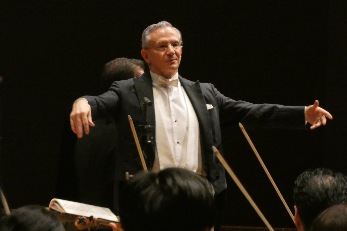 NHKSO_Tokyo's tweet photo. ＜首席ファゴット、まさかの本番中に副業！？＞

N響が誇るTHEエンターテイナー、#水谷上総 がまた魅せてくれました！
お気づきになりましたか？今回の《#トスカ》公演、扉のノックの音を出していたのは首席ファゴットの水谷。

目撃者（楽員全員？）の1人 #梶川真歩 によると、リハーサル初日に水谷が遊び心で叩いたノックの音があまりに素晴らしく、
#ルイージ から「本番も叩いて！」と直接指名されたとのこと。

音楽だけでなくローマの町の鐘の音やお芝居の効果音など、いろんな音を作り出しているところもご覧いただけました。
これが客席から見えちゃうのも、オーケストラが舞台上にいる演奏会形式ならではですよね。

おかげさまで2日目は、多くの皆さまからスタンディング・オベーションをいただきました。
客席から寄せられた大きな拍手と熱気が、出演者一同にとって何よりの喜びでした。ありがとうございました！
-----------

10/12の《トスカ》2日目公演をもって、
5週間にわたる首席指揮者 #ファビオ・ルイージ とのコラボレーションが、大きな実りとともにひとまずのフィナーレを迎えました。

《#7つの封印の書》に始まり、#ベートーヴェン交響曲全曲演奏 の初回、創立100年の《#復活》や《トスカ》という大きなプログラムを経て、
ルイージとの音楽づくりが新たなステージを迎えていると実感した方も多かったのではないでしょうか。
もちろん、楽員たちもしっかりと手応えを感じています。

マエストロは笑顔で「また1月にね！」といってホールを後にしました。
（そう、次の共演はオペラやオペレッタの名曲で綴るニューイヤーコンサートなんです）

本日10/14からは、10月定期公演のリハーサルがスタートします。
今月も魅力いっぱいの公演が目白押し！
N響がもっと楽しめる現場リポートを発信していきますので、お楽しみに！
https://t.co/NSXs4nN0dF

歌手の写真は©Koji Iida / Suntory Hall