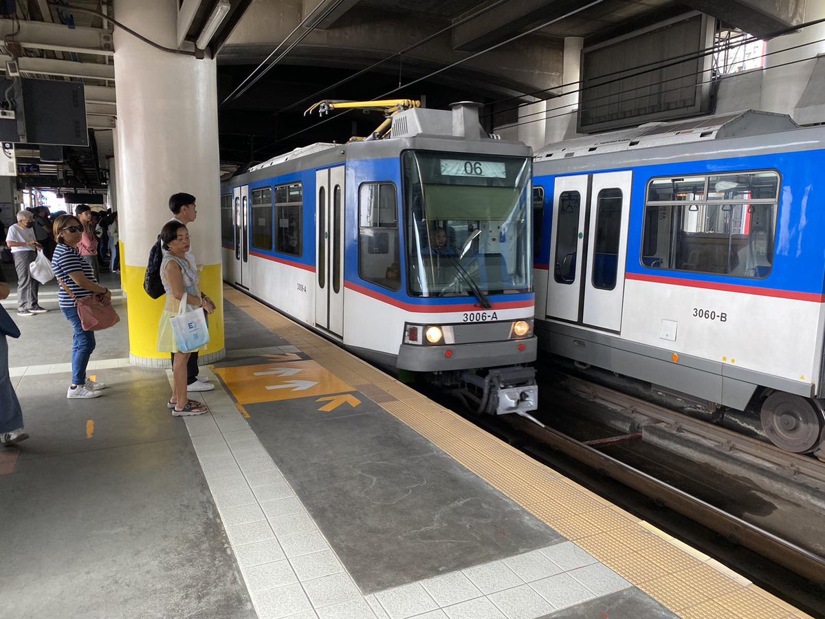 apolloazzurri's tweet photo. another morning, another commute in this god forsaken country. quick, what’s your favorite station between LRTs 1 and 2 and MRT?

mine is Redemptorist dahil fresh at mabango pa siya 😇 https://t.co/87tdTHtKZe