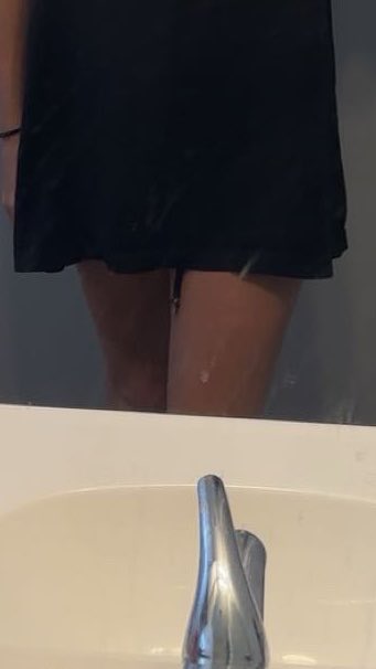 rueswrlld's tweet photo. my legs used to be so slim ☹️ God i fucking hate myself now https://t.co/pxJOxpv2g0