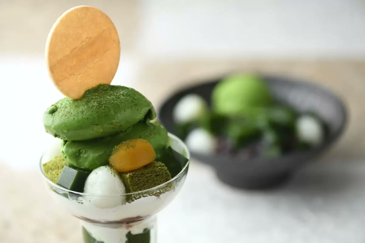 MATCHA_global's tweet photo. Secret bamboo sanctuaries, spotlight-lit lattes, and legendary matcha parfaits! Embark on a matcha adventure in Tokyo with 13 matcha spots! 🍵✨ Our guide: https://t.co/jAtdeOU907 https://t.co/DXd0fUcFOK