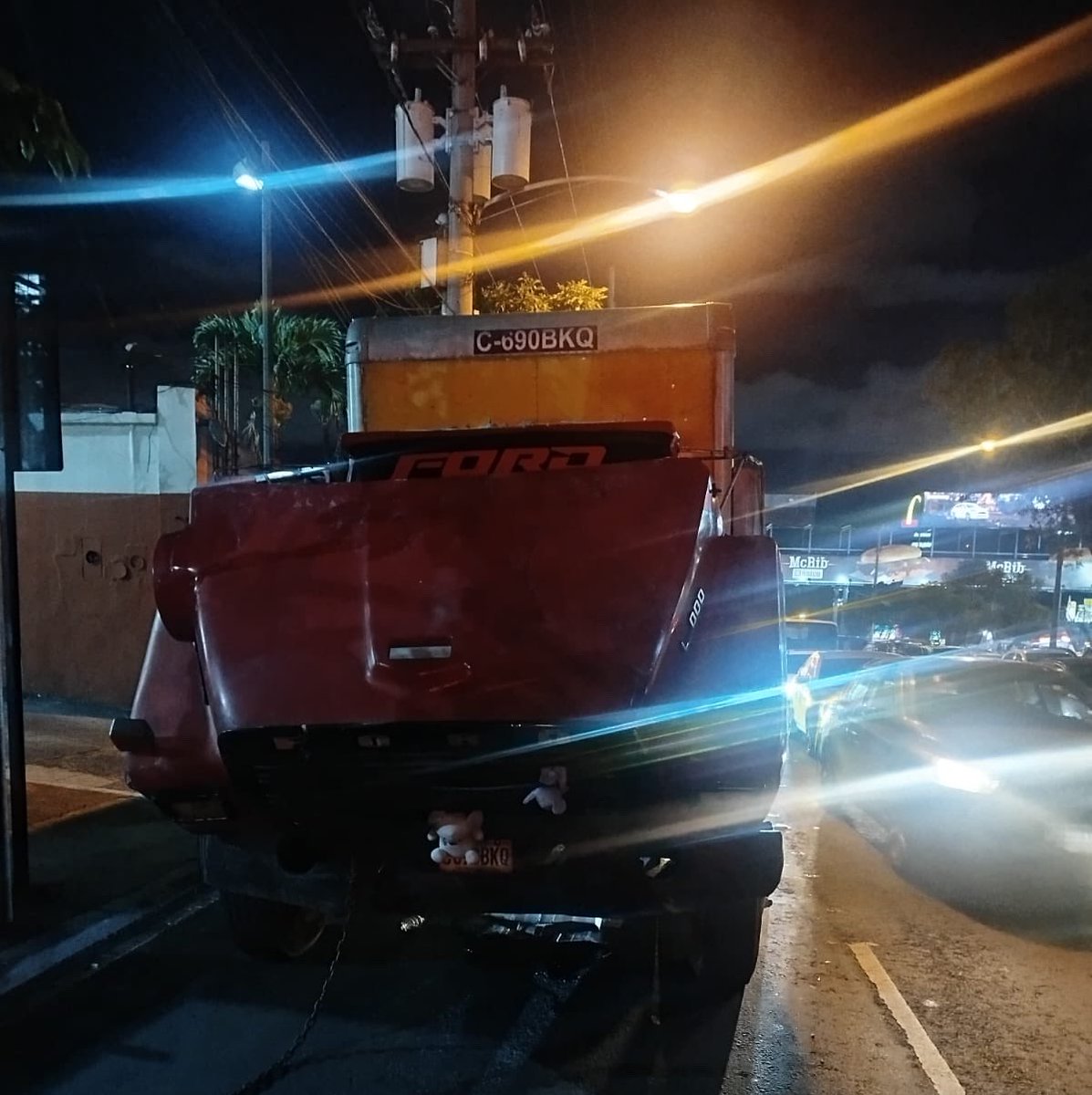 Cabezal con desperfectos mecánicos. 🔴 Calzada Roosevelt 33 avenida zona 7 - - tramo hacia occidente -. Policía_MT ha coordinado una grúa para movilizarlo, t…