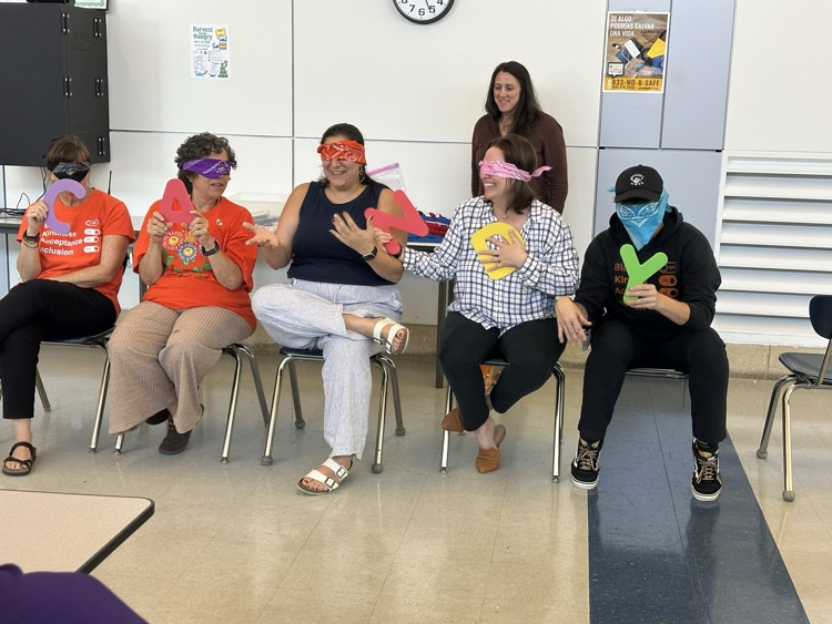 SevernaParkMS's tweet photo. Professional learning, collaboration, snacks, and staff fun! A little bit of everything during our Unity Day afternoon at SPMS.

#ParkPride #BelongGrowSucceed #UnityDay https://t.co/XGrE43Gvz5