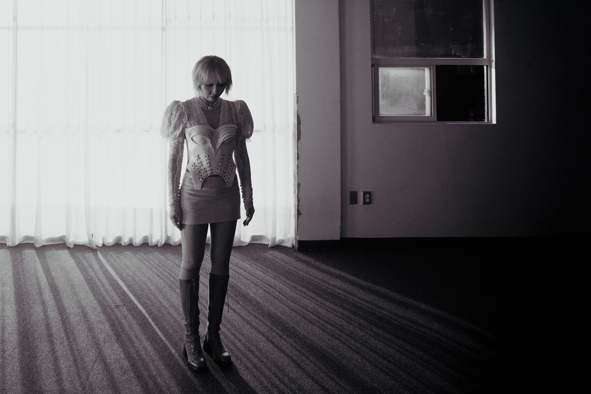 mingkki21's tweet photo. I have a dream.

저에게는 잠들지 않는 꿈이 있습니다.

어린 시절부터 시작된 저의 이 소중한 꿈은,
모든 환경 속에서도 나의 믿음을 놓지 않는 것이에요.

그 꿈은 내가 왜 무엇을 시작했는지,
왜 존재하고 있는지,
왜 사랑하고 있는지

매번 깨닫게 하는 마음의 빛입니다.

각자의 마음속에 있는 소중한 희망과 꿈이
무너지지 않도록,

절망의 산에서 희망의 돌을 발견할 수 있는
우리가 될 수 있도록.

[CALLING]이라는 음악으로
제 빛을 흘려보냅니다.

It’s not finished yet.
Because I hear you calling. ✨

—

I have a dream.

I have a dream that never sleeps.

A precious dream I’ve carried with me
since childhood —
to hold on to my faith,
no matter what life brings.

This dream is the light within my heart,
constantly reminding me
why I started,
why I exist,
and why I love.

May we all find a stone of hope
in the mountain of despair,

so that the precious hopes and dreams
we carry in our hearts
will never be broken.

Through my song, [CALLING],
I share the light within me,
hoping it will reach yours. ✨

#공민지 #Minzy #Calling