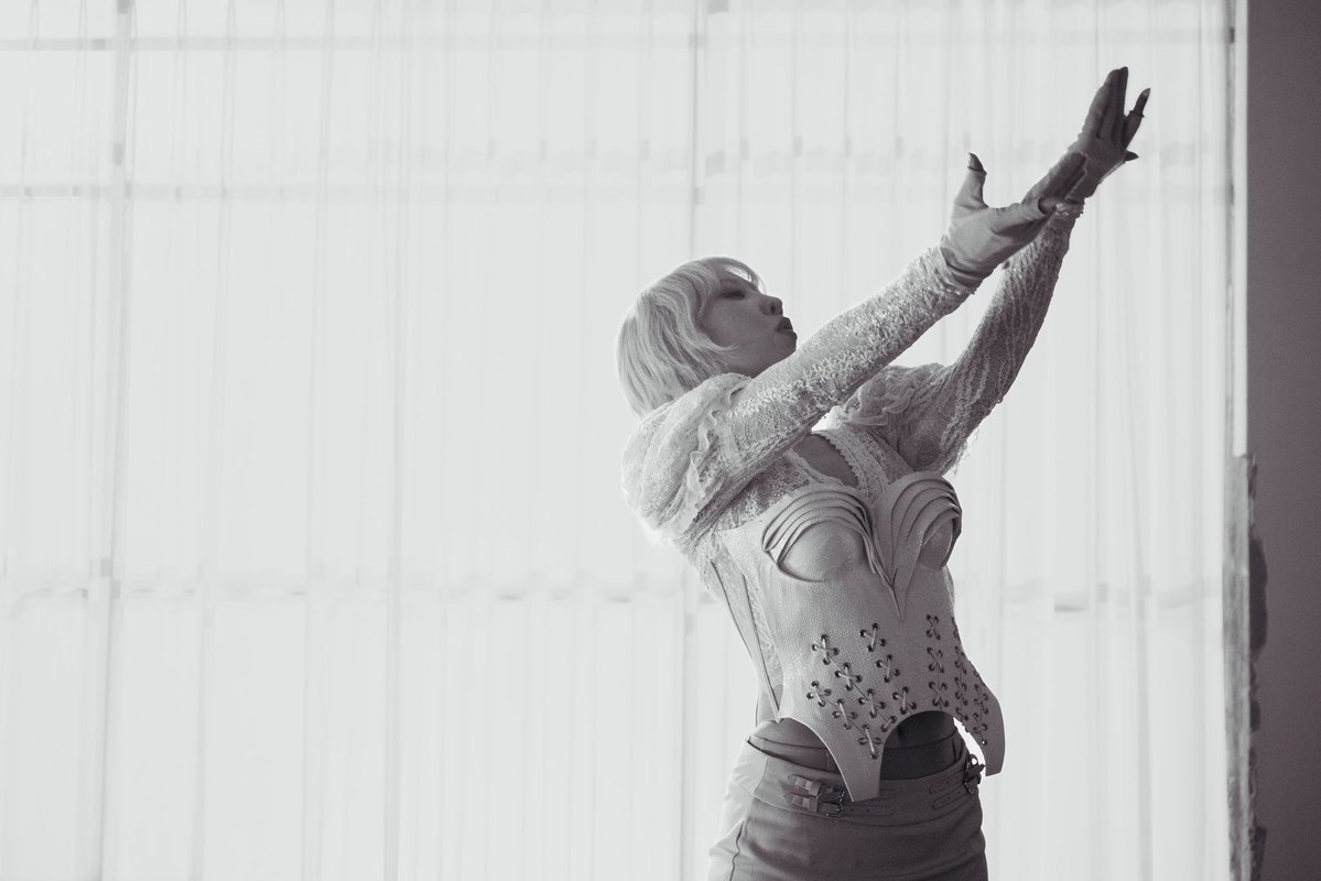 mingkki21's tweet photo. I have a dream.

저에게는 잠들지 않는 꿈이 있습니다.

어린 시절부터 시작된 저의 이 소중한 꿈은,
모든 환경 속에서도 나의 믿음을 놓지 않는 것이에요.

그 꿈은 내가 왜 무엇을 시작했는지,
왜 존재하고 있는지,
왜 사랑하고 있는지

매번 깨닫게 하는 마음의 빛입니다.

각자의 마음속에 있는 소중한 희망과 꿈이
무너지지 않도록,

절망의 산에서 희망의 돌을 발견할 수 있는
우리가 될 수 있도록.

[CALLING]이라는 음악으로
제 빛을 흘려보냅니다.

It’s not finished yet.
Because I hear you calling. ✨

—

I have a dream.

I have a dream that never sleeps.

A precious dream I’ve carried with me
since childhood —
to hold on to my faith,
no matter what life brings.

This dream is the light within my heart,
constantly reminding me
why I started,
why I exist,
and why I love.

May we all find a stone of hope
in the mountain of despair,

so that the precious hopes and dreams
we carry in our hearts
will never be broken.

Through my song, [CALLING],
I share the light within me,
hoping it will reach yours. ✨

#공민지 #Minzy #Calling