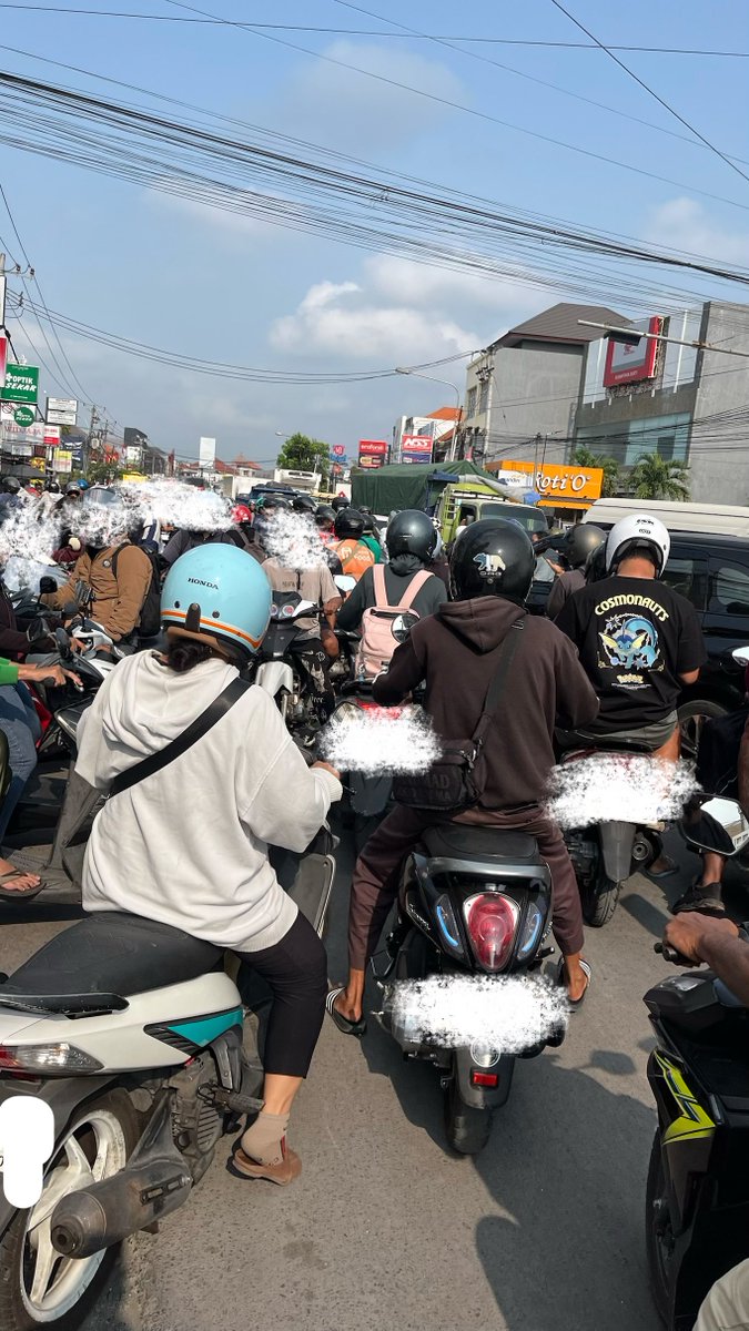 alarichalberich's tweet photo. INI TEUKU UMAR BARAT DPS ADA 2 SPBU DAN DUA-DUANYA NGANTRI PARAH + MACET AAAAAAAAAAA 😭😭😭 sehat-sehat buat yang ngantri + pegawai spbunya yaaa 🥹💛💛💛💛 https://t.co/1DshsUr9uA