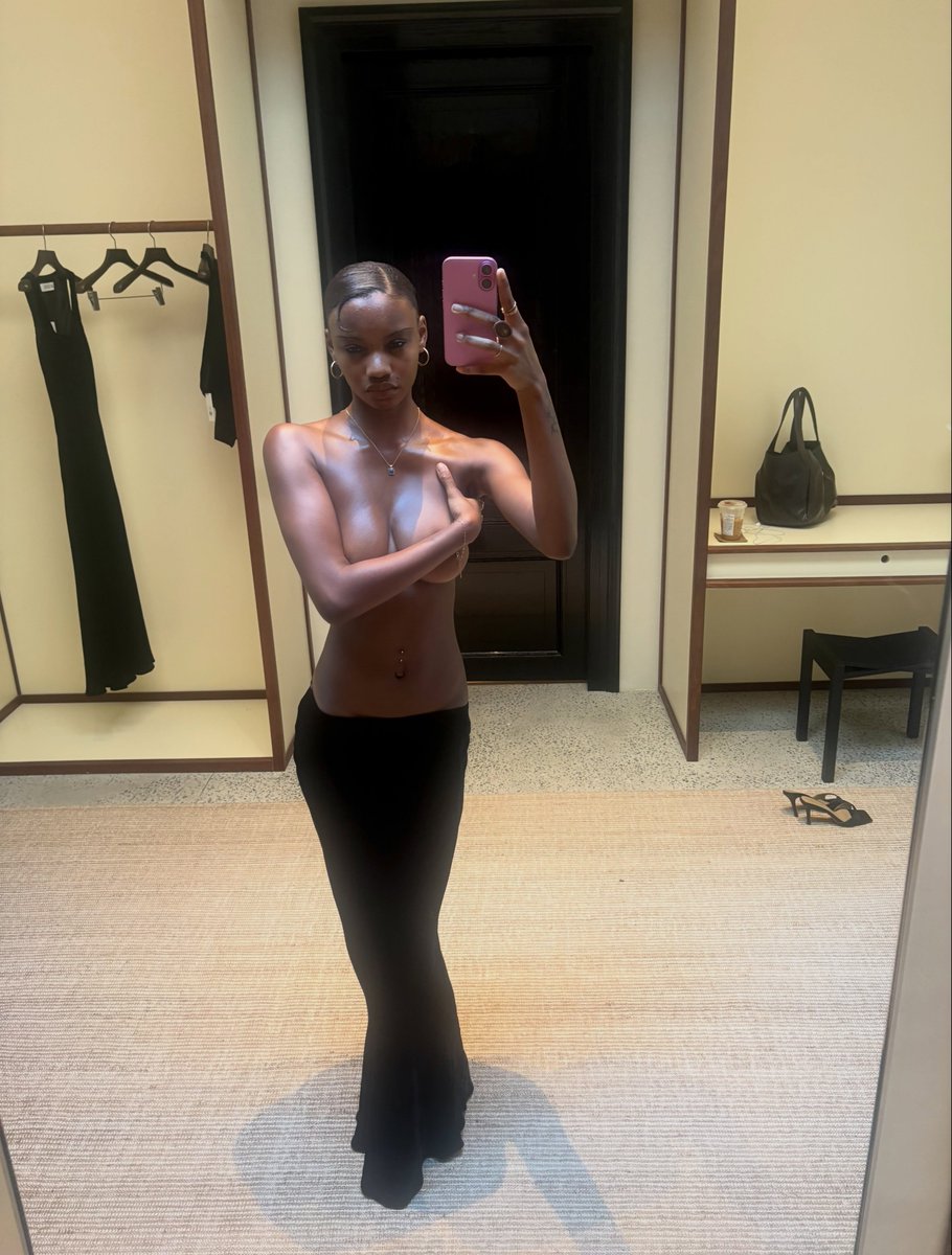 beehaber's tweet photo. Siyahi model Alexandria Woodcox, üstsüz cesur pozlarını hayranlarıyla paylaştı. https://t.co/fCAqeKQsqK