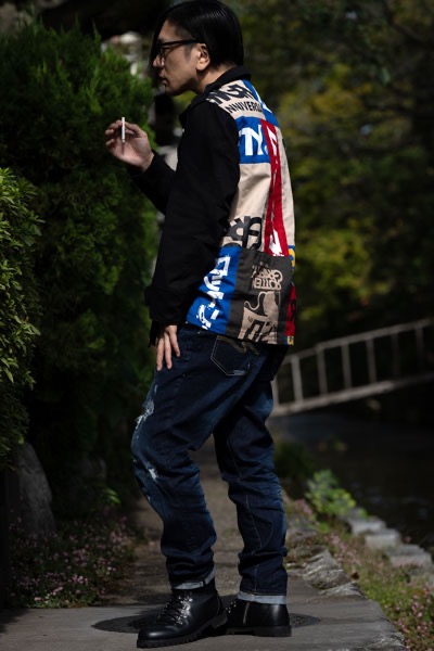 Zephyren_'s tweet photo. ◤￣￣￣￣￣￣￣￣￣￣￣
　ROTTENGRAFFTY× ZEPHYREN
　　　＿＿＿＿＿＿＿＿＿＿＿◢ 

20周年 M-65
・BLACK
・KHAKI

🔗https://t.co/2vSnOCx9J4

フロントには、ROTTENGRAFFTYの結成から20周年までを表す1999-2019の数字とロゴをクロスさせて印字。

バックにはロゴと、彼らのシンボル「古都のドブネズミ」をステッカーボムデザインで配置。
バンドの軌跡を示すエフェクターボードに貼られた無数のPASSをイメージした。
表と裏で印象が異なる前衛的なデザインとなっている今作は、Vo.NOBUYAとVo.N∀OKIという全く異なる個性の2人が、後ろを支えるメンバーと共に１つの音楽を作り上げる彼らの姿を表現する逸品となっている。
「腐った青春を取り戻せ」常識やジャンルにとらわれず己の剥き出しの意志を表現する日本を代表するロックバンド、ROTTENGRAFFTYの結成20周年を記念し作成されたコラボ作品。

#ROTTENGRAFFTY