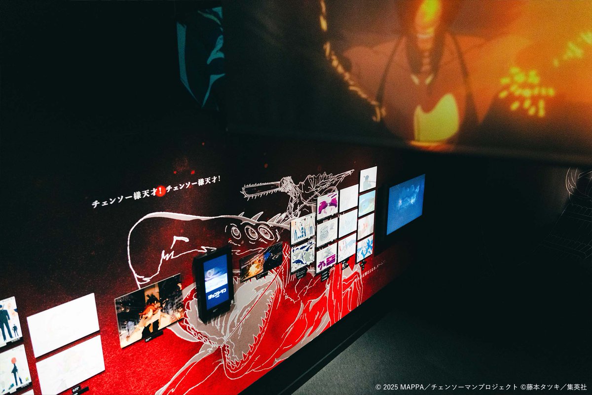 MAPPAEXPO_15th's tweet photo. 【#MAPPAEXPO 展示入れ替え情報】

❍劇場版『チェンソーマン レゼ篇』エリア
後期からは、前期に展示していた
夜の学校や2課での戦闘シーンなどの一部展示を入れ替え、
プールシーンや街道でのバトルなど、
新たな展示が登場します。

※写真は前期のものです
※特設展示「ボム」等身大フィギュア、「出会いの電話ボックス」は通期で展示いたします

現在の展示内容が見られるのは10/25㊐まで。
前期／後期ともにお見逃しなく！

❇️チケット好評販売中
https://t.co/uea8L6x9Fu

#MAPPA15th
#チェンソーマン‌ #chainsawman