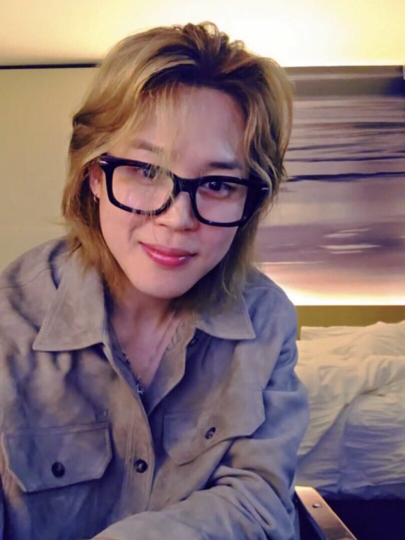 jm1nier's tweet photo. 🔴 지민 started their LIVE : 해삐스데이 ☺ https://t.co/PsB8KH6IrF