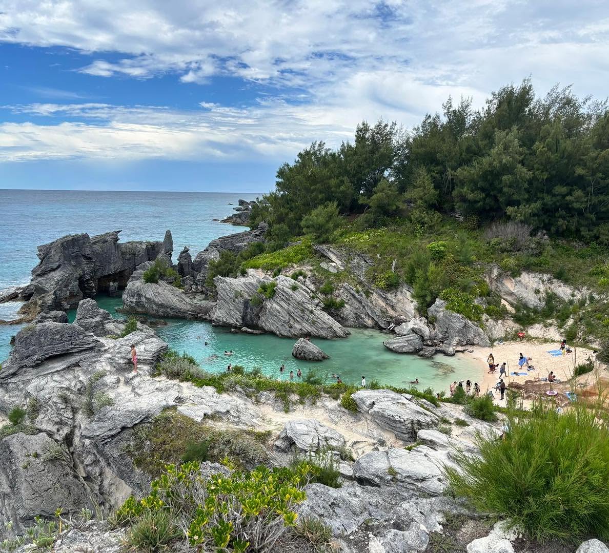 doganaltnyzk's tweet photo. Hello from Bermuda. Horseshoe Bay’s turquoise waters are even more stunning in person, and the Royal Naval Dockyard is full of history and character. Excited to bring these first-hand insights back to my clients. https://t.co/5W3Fs60QB3