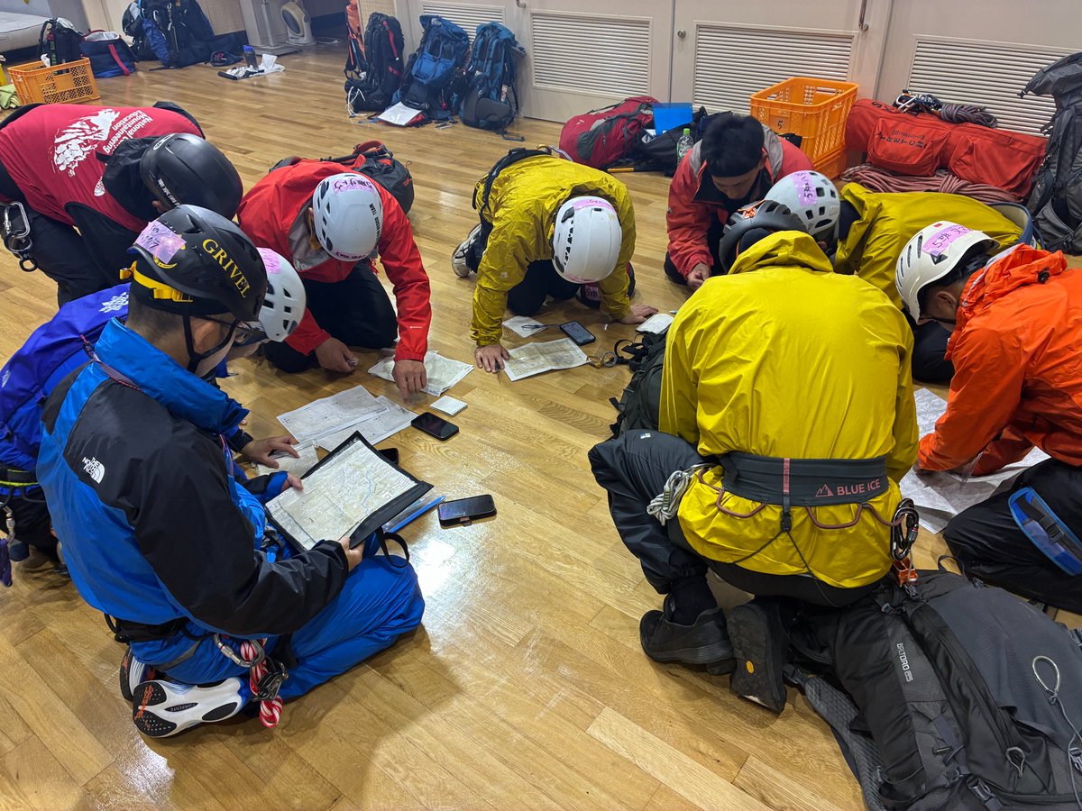 bunazaka6's tweet photo. 令和8年10月5日から10月9日までの5日間、国立登山研修所周辺において山岳遭難救助研修会を開催しました。山岳地帯における安全な行動方法や山岳遭難救助に関する知識・技術の習得を目的に講義と実技が行われ、研修生は熱心に研修に取り組み、充実した研修会となりました。

#国立登山研修所 #登山研 #山岳遭難防止 #登山 #研修会