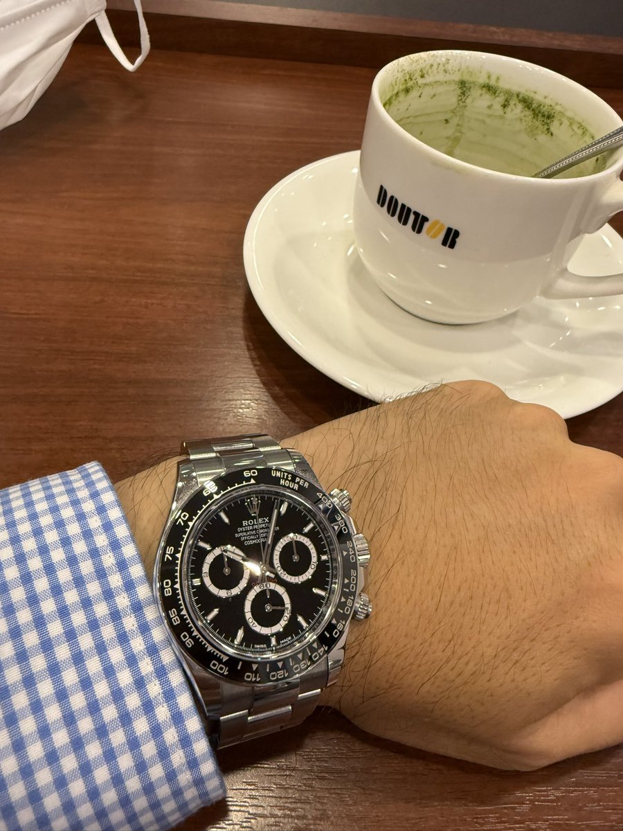 akira_nextfield's tweet photo. 今日は子供をプリスクールに送り届けてからの出勤です。インフルエンザが流行り出してるとのことでマスク😷も着用。電車や事務所内が1番菌🦠をもらいやすい気がしますので😅皆様も気をつけて、今日も1日頑張りましょう！
#ロレックス
#デイトナ
#126500ln https://t.co/4tIEeAQlFg