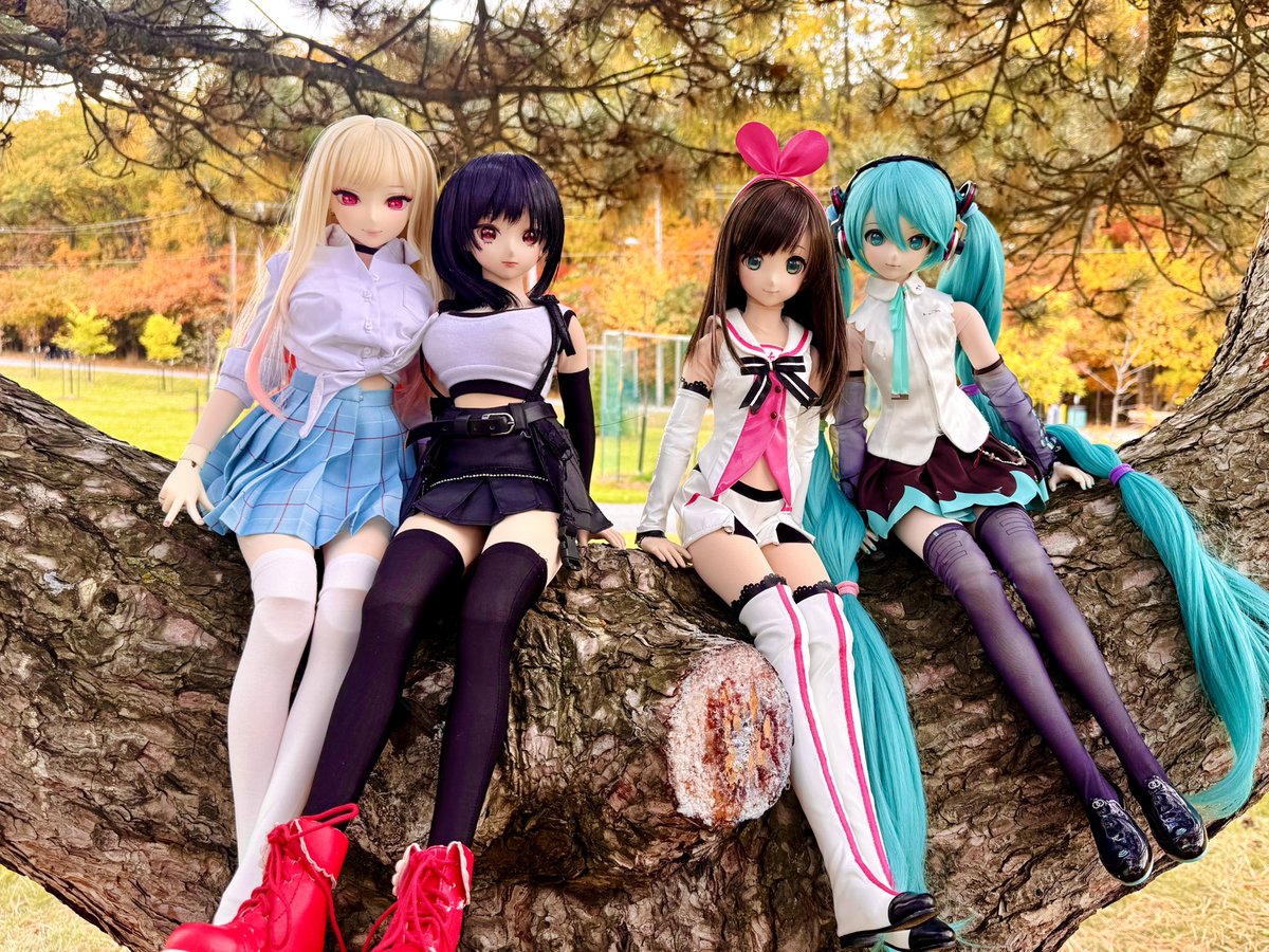 Kizumiku01's tweet photo. 🩷🩵 Dream Hearts 🖤💛
Cloudy autumn afternoons 🍂
“And now, how are we going to get down?” 😳
#KizunaAi #Hatsunemiku #TifaLockhart #MarinKitagawa 
#Dollfiedream https://t.co/JYIquW36OG