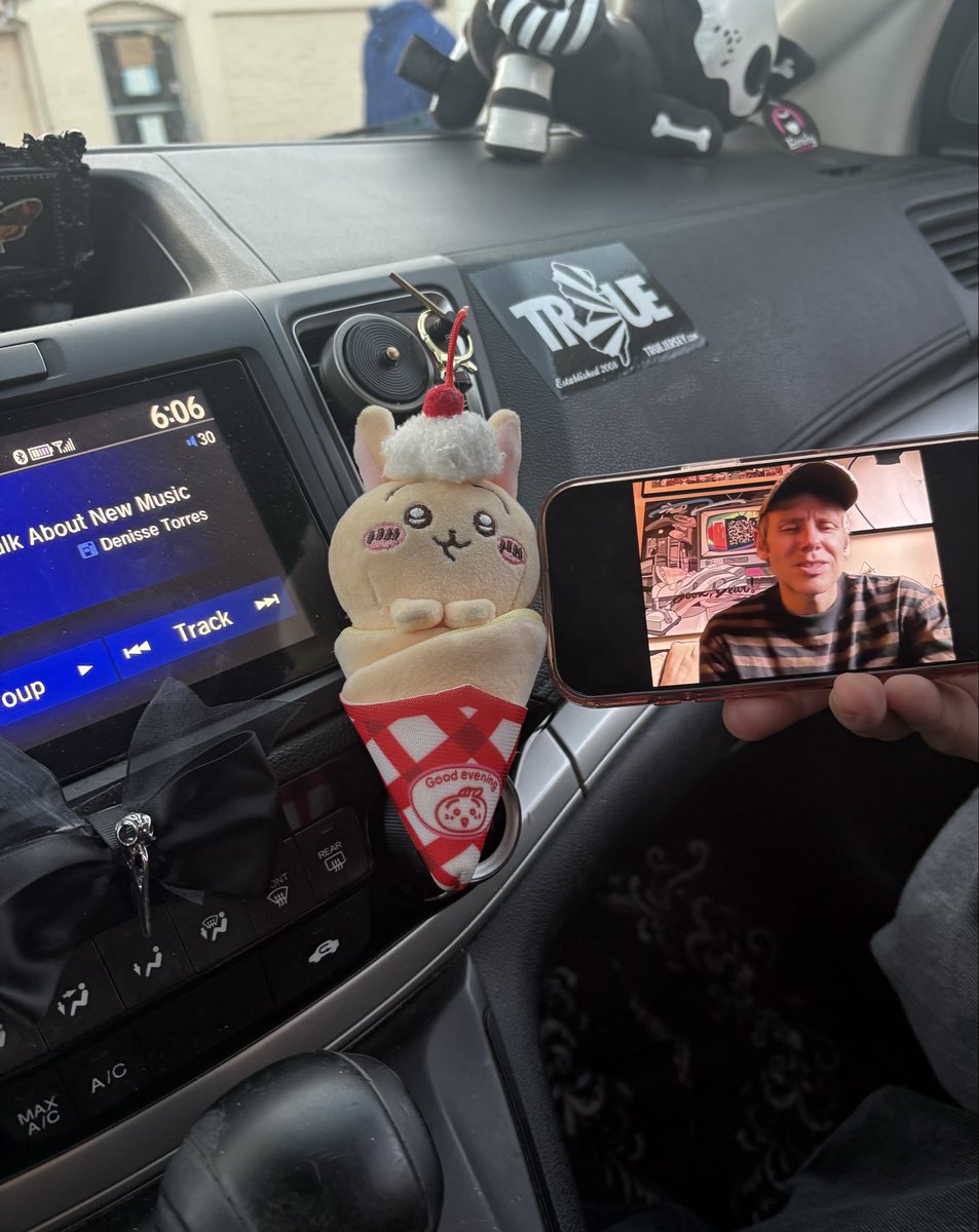 circasurvi_ev's tweet photo. doing important things in car #geoffingmyrickly https://t.co/ONrHEoQbGC