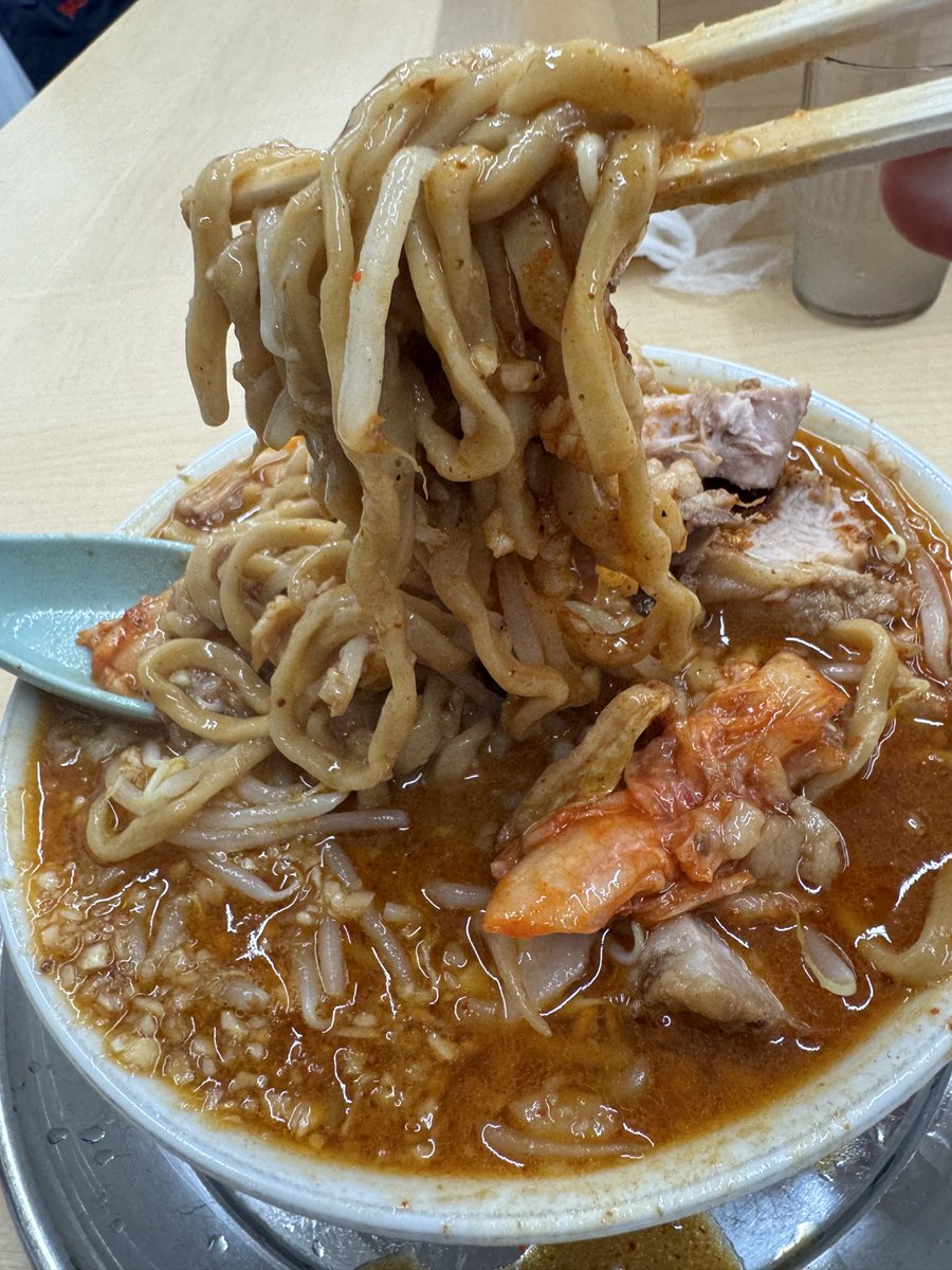 ehYC3Dxc80go7YU's tweet photo. ラーメン荘　おもしろい方へ池田店
昼限定豚味噌ラーメン　魚粉　キムチ　N A mm Y K    オモロー池田の味噌久しぶりにいただきました　プリシコ麺に絡まる味噌スープめっちゃ美味しかったです 😊　豚🐷柔やわ〜　魚粉とキムチ👍　大変美味しくいただきました　ご馳走さまでした♪ https://t.co/jUXawAXtLH