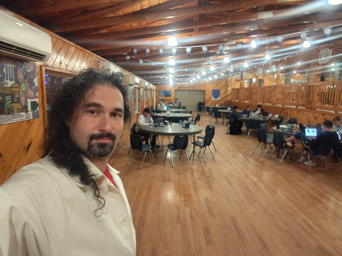 the_roman_kogan's tweet photo. Even at night, the hackers and founders flock to the Lodge to push their business forward. Their secret: Wi-Fi actually works here. @stanleybystan #stanlaunchpad https://t.co/Bai4MhkSUp