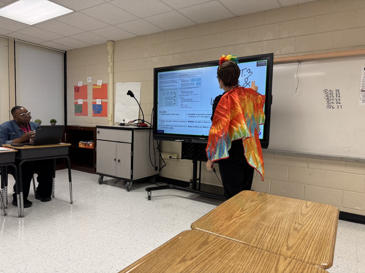 DiggsLatham's tweet photo. Magnet Coordinator Gordon led the 3rd grade Team through a mini Math Clinic that offered Arts Integration ideas and hands on examples of how to teach multiplication and multiples of 10 through Art, Music, and Dance. #wsfcs @MagnetSchlsMSA #APlus365 https://t.co/Jp4szW9Jw0