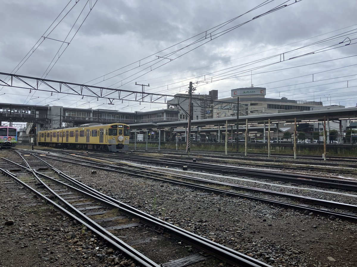 OHMI_railway's tweet photo. おはコンです🦊
今朝の彦根の様子です☔️

(担当Y) https://t.co/TqTV7DU80M