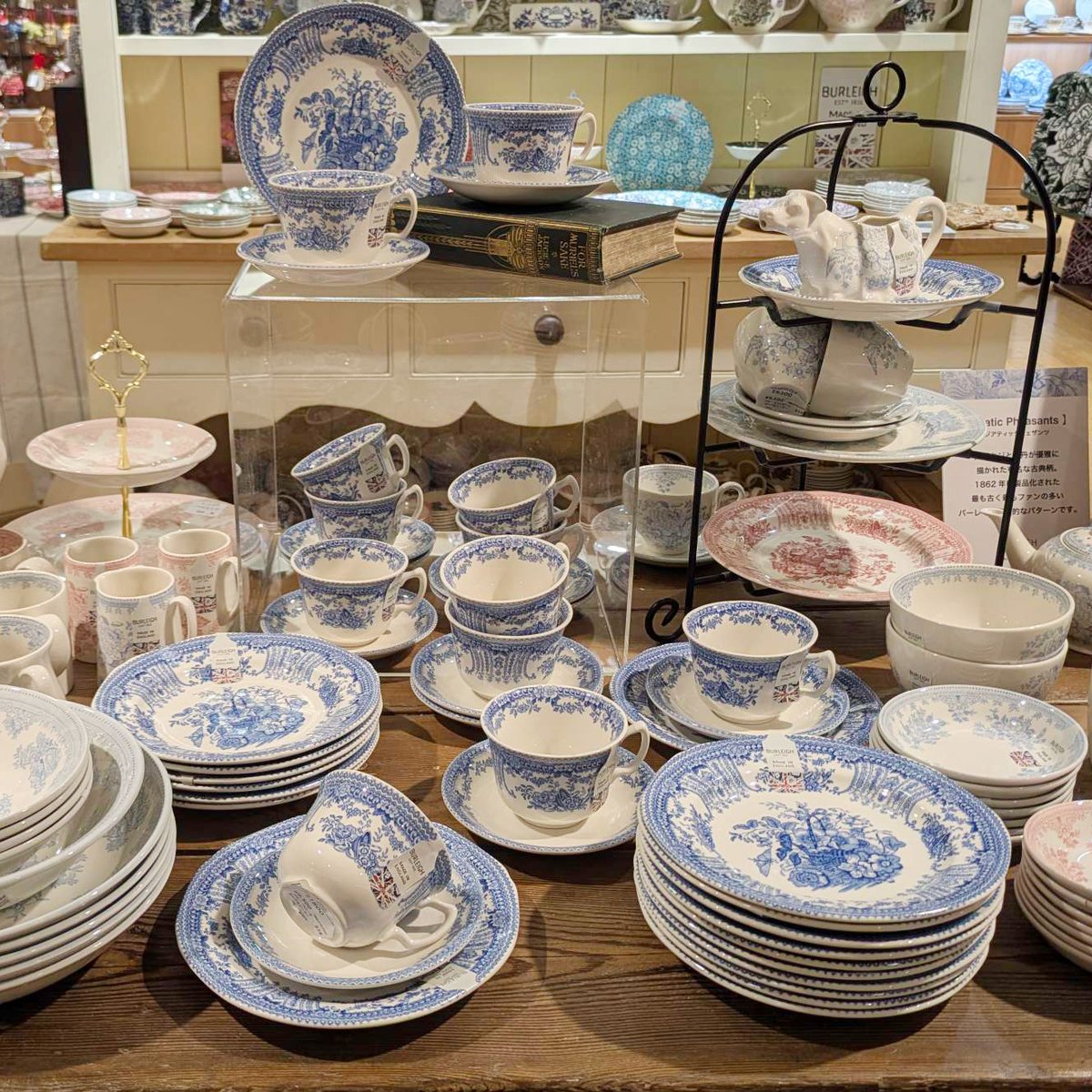 burleigh_antro's tweet photo. バーレイやビンテージ食器は
9Fのアートステージという場所で販売中です。

2週目はバーレイ ブルーフローラと
リントンズのビンテージ食器をご用意しております。
https://t.co/2701KrmaSn https://t.co/pvwNcZL3rh