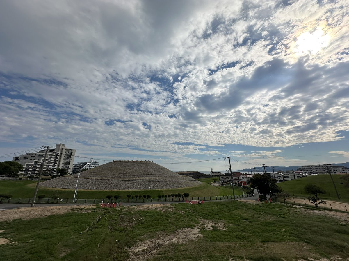 Life1205hh's tweet photo. 五色塚古墳に来た
ロマンだねえ https://t.co/YX9IpOzMJF