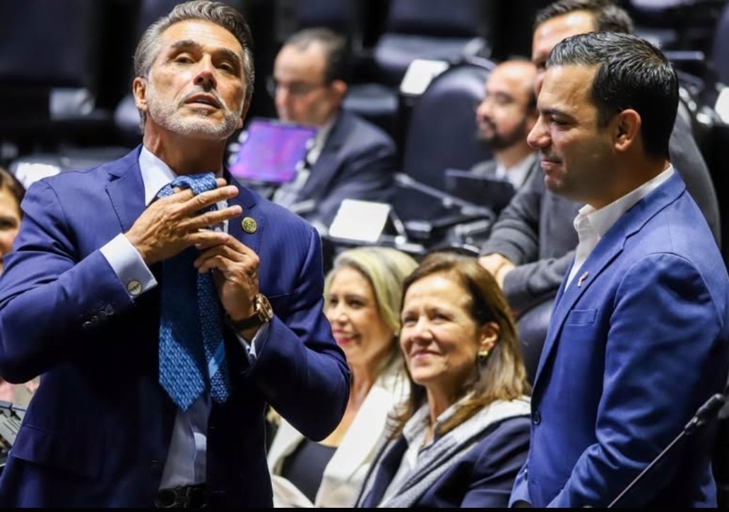catrina_nortena's tweet photo. 🚨 MAYER COMPLETA SU TRAICIÓN

El pluri parásito de Sergio Mayer se quita la corbata guinda patria y se pone la azul vendepatrias en San Lázaro. 

El tiempo nos dio la razón a las y los que en el 2024 criticamos su incorporación... https://t.co/SxUsT3V8uv