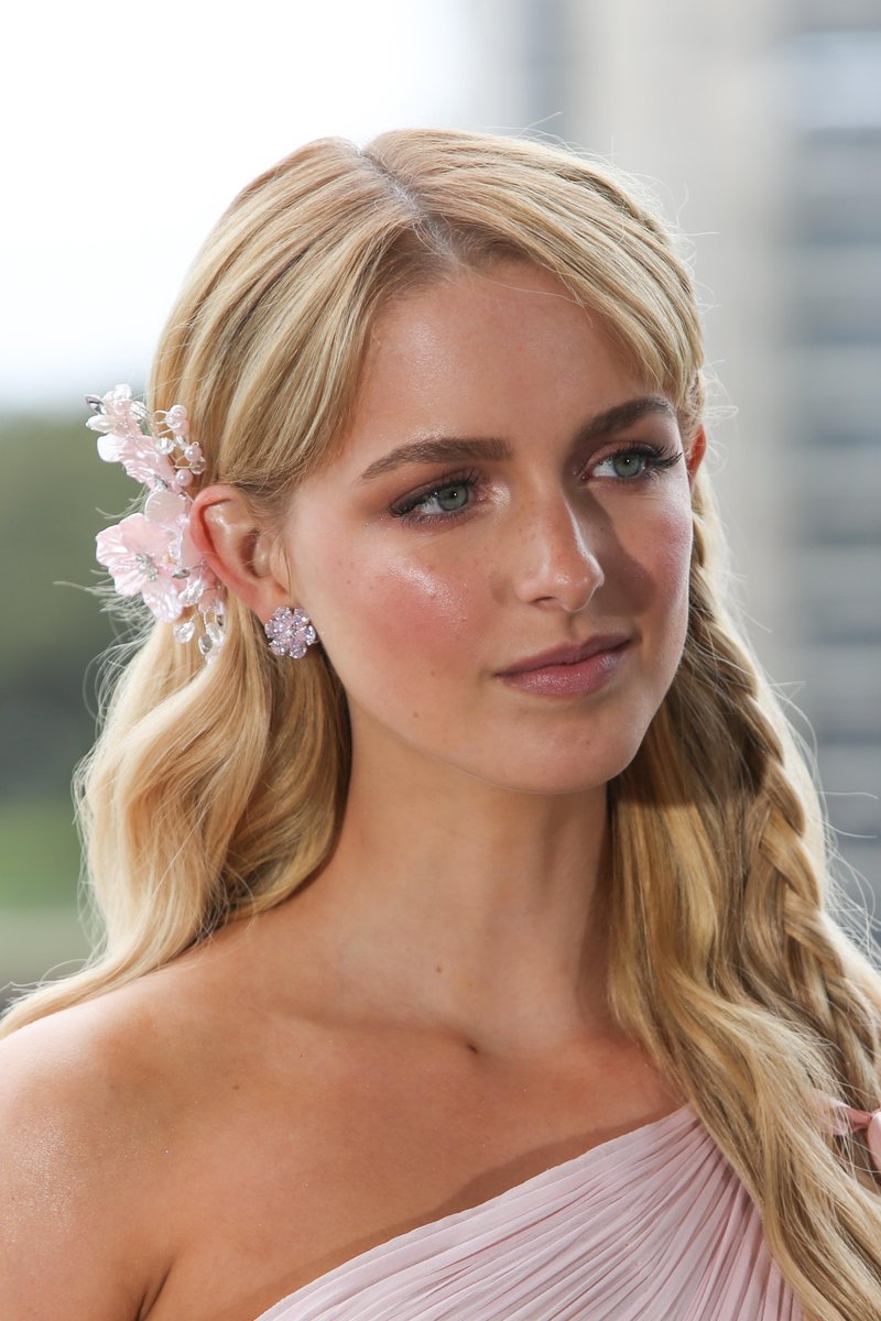 mckennafiles's tweet photo. she looks like a real-life fairytale princess. https://t.co/Bm38Y2LNP1