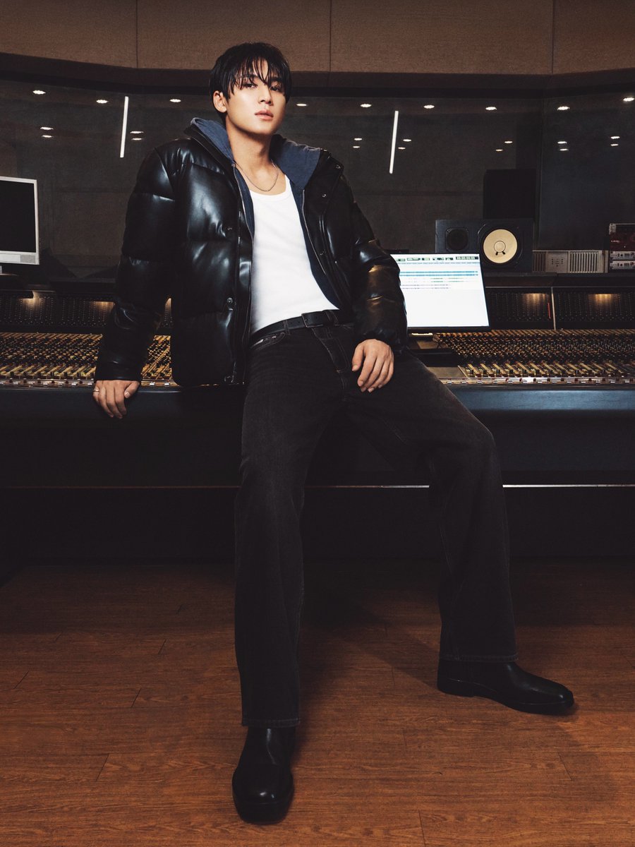 TheePopCore's tweet photo. MINGYU looks strikingly handsome and dashing for Calvin Klein. https://t.co/uzDuUDrTKK