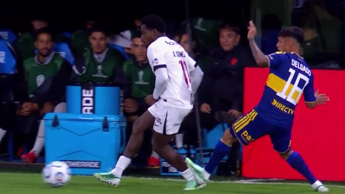 HoyRoboBoca's tweet photo. LA ROBONETA Y SU REGLAMENTO DE PRIVILEGIO 🤷🏻♂️
TREMENDA PLANCHA CRIMINAL DE #DELGADO A #GOMEZ, SIN INTENCION DE JUGAR LA PELOTA!
ERA ROJA DIRECTA.
PERO TAPIA HACE LO SUYO 😅
#Boca #Vasco #Robo #Tapia #Dominguez https://t.co/OHcdoYYi91