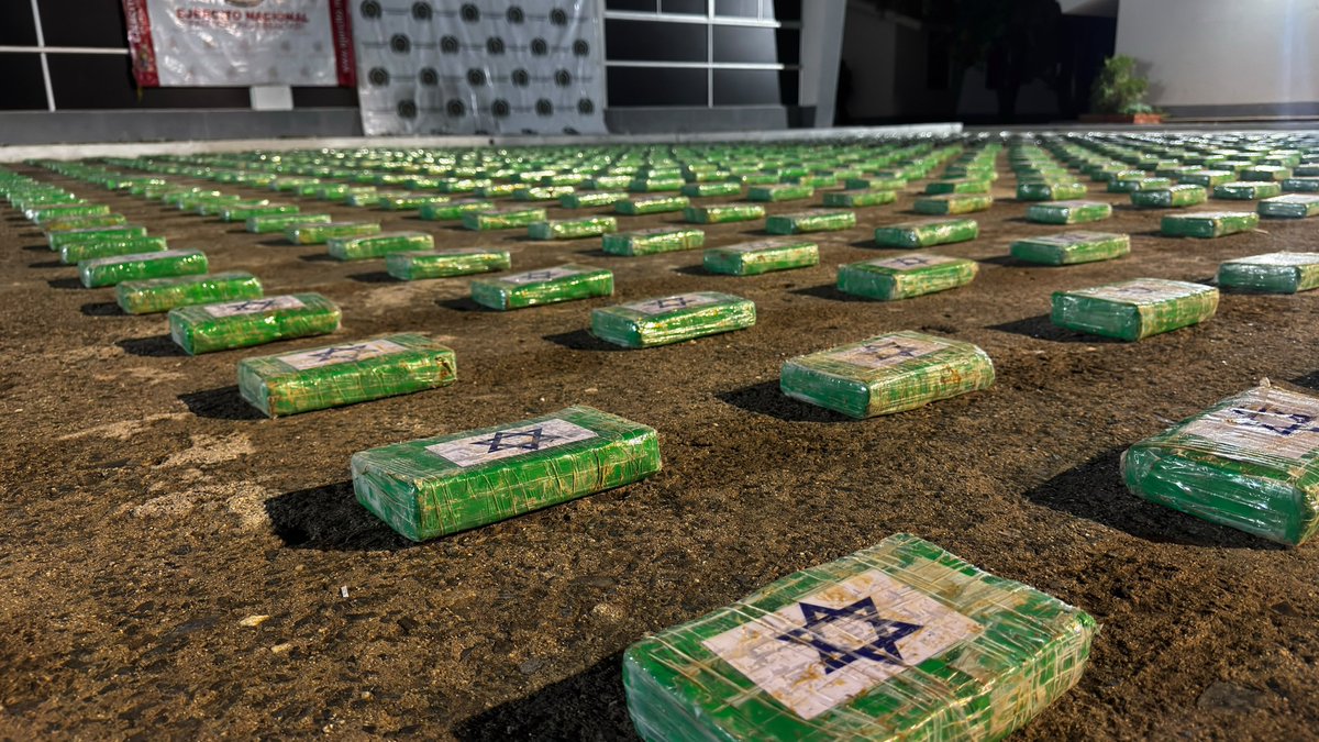 Ejercito_Div1's tweet photo. #LoÚltimo | Más de 1.000 kilogramos de clorhidrato de cocaína fueron ubicados en un depósito ilegal en la vereda Calabazo, en Santa Marta, #Magdalena. El alcaloide estaba distribuido en ocho canecas plásticas azules.

La operación fue desarrollada por tropas del Batallón de Montaña N.° 6, de la #SegundaBrigada, con apoyo de la @PoliciaAntiNar y la DEA.

Operación en desarrollo.

#ContraElNarcotráfico