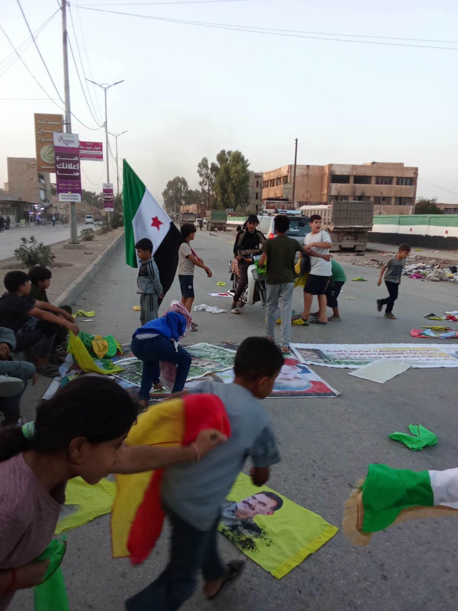 Hiwa_mar0's tweet photo. Öcalanı ve ideolojisine savaş açanlar devlet oluyor.

Suriye arapları Haseke'de xapo teröristinin fotoğraflarına tecavüz etti, sizin yeriniz yerler ve çöpler.

Biz Kürtlerde siz apocuları ezdiğimiz gün özgürleşeceğiz https://t.co/bMHskIWMKU