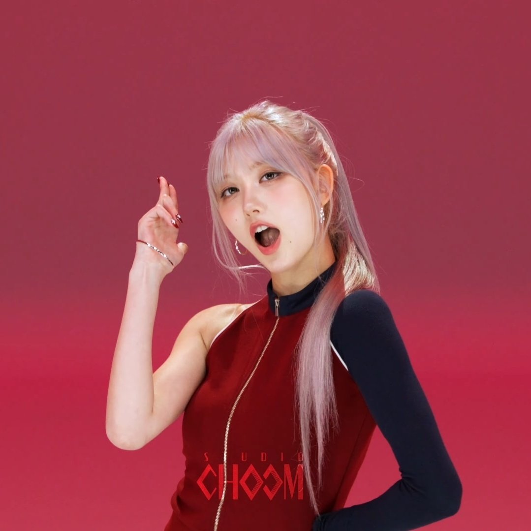 gaeulxvr's tweet photo. kim gaeul: silent sniper https://t.co/3mbleWnD0V