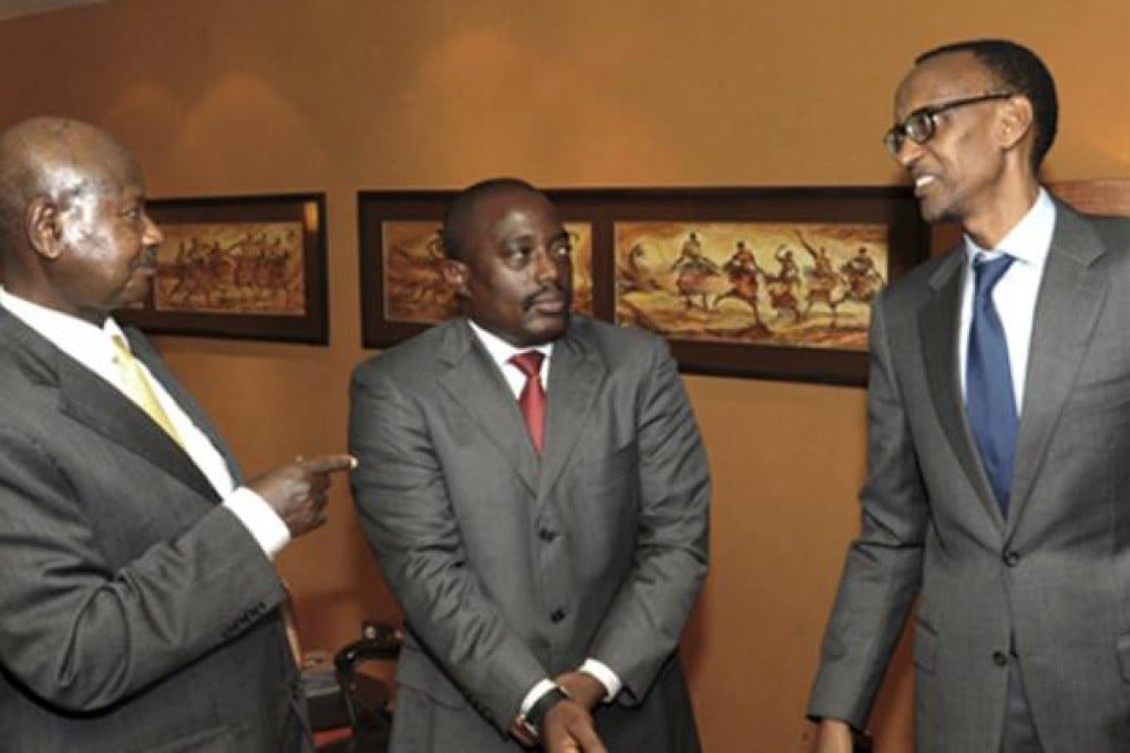 LitsaniChoukran's tweet photo. Le 28 août 2013, sur les hauteurs de Kibati, près de Goma, le major tanzanien Khatibu Shaaban Mshindo tombait sous les tirs du M23. Il laissait derrière lui une veuve et trois enfants.

Ce même jour, son compatriote Hugo Munga était grièvement blessé par des éclats d’obus à Munigi. Évacué en Afrique du Sud, il succombait à ses blessures le 18 septembre. Le 27 octobre, un troisième soldat tanzanien perdait la vie dans les combats contre le M23 à Kiwanja.

Ces hommes appartenaient à la Brigade d’intervention de la MONUSCO, composée de militaires tanzaniens, sud-africains et malawites. Ils avaient quitté leurs pays et leurs familles pour venir combattre, aux côtés de notre armée, le M23 soutenu par le Rwanda. Ils étaient venus défendre le Congo, alors dirigé par Joseph Kabila.

Treize ans plus tard, les veuves, les orphelins et les familles de ces soldats regardent, depuis leurs pays, ce même Joseph Kabila prendre la tête d’une nouvelle coalition politico-militaire aux côtés des dirigeants du même M23, toujours soutenu par le Rwanda.

Quelle terrible ironie de l’histoire ! Des hommes ont donné leur vie pour aider Joseph Kabila à défendre le Congo contre une agression dont il rejoint aujourd’hui les dirigeants.

Et vous voudriez demander à ce pays de continuer à couvrir, protéger et garantir l’impunité d’un tel homme ?

Que dirons-nous aux familles de ces soldats ? Que leurs maris, leurs pères et leurs fils sont morts pour défendre un pays dont l’ancien président a finalement choisi de rejoindre ceux qui les ont tués ?

Il est des contradictions politiques qui deviennent des tragédies morales. Celle-ci en est une.