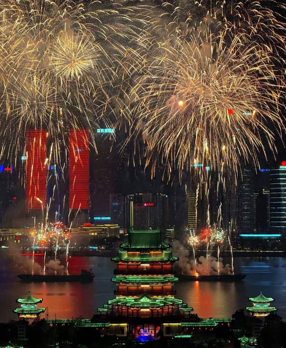 cd202014's tweet photo. Haven't seen the fireworks at Nanchang, then you will definitely regret👀 https://t.co/noeGLU0ZUA
