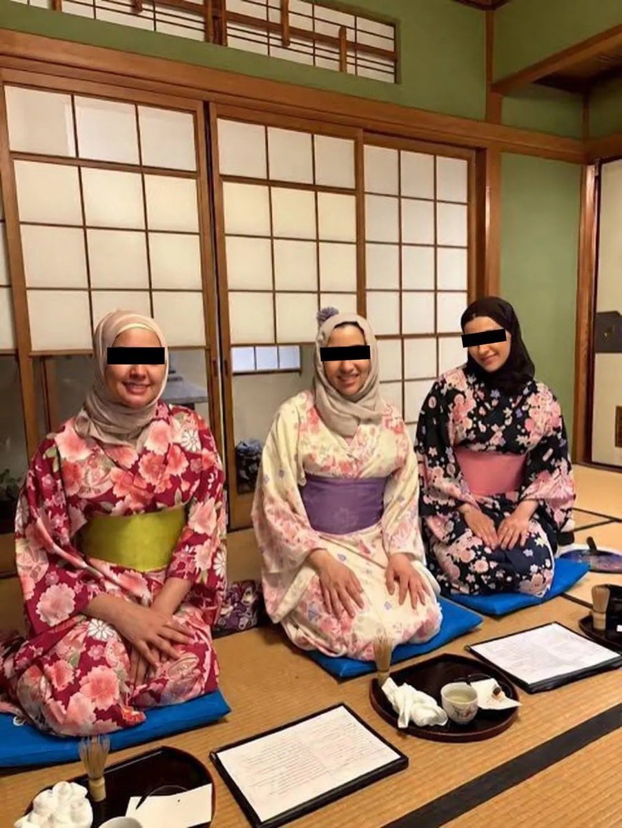 Izumi_Sunagawa's tweet photo. 最近、ムスリムで流行ってるらしいけど、
着物にヒジャブとかやめて欲しい。

日本の着物を馬鹿にされた気持ちになる。

ハッキリ言って似合わないよ。

着物を着たいなら、まずは宗教色全開のヒジャブ外してからにしな。 https://t.co/DcrS6TxCoN