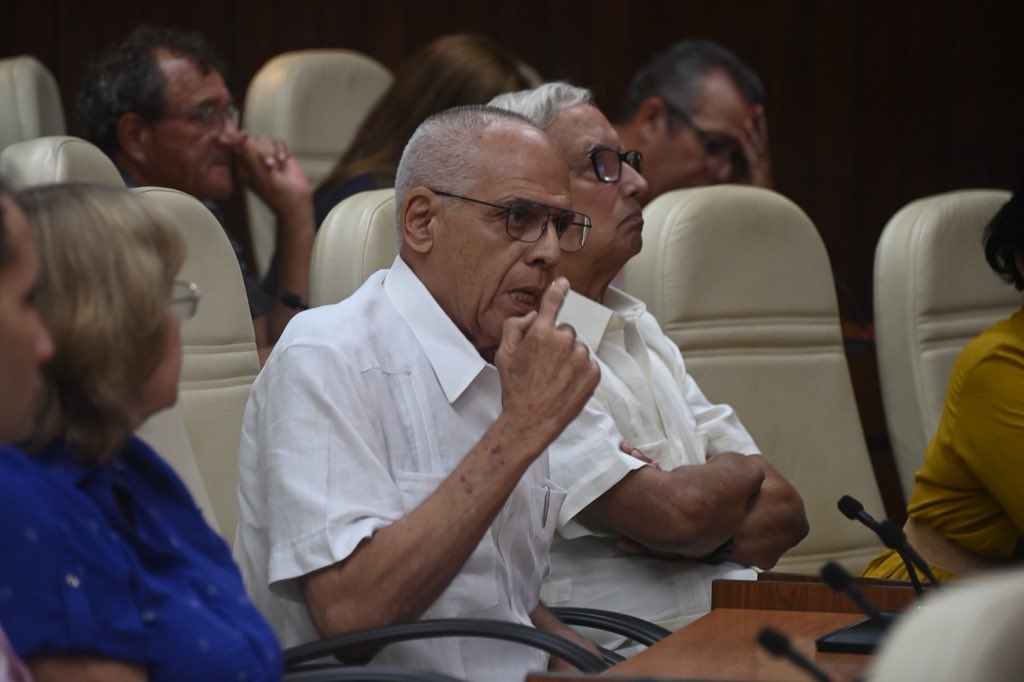 PresidenciaCuba's tweet photo. 🇨🇺| La voluntad política de la Revolución cubana de priorizar la atención a los pacientes afectados por la enfermedad renal crónica fue ratificada por el Presidente @DiazCanelB, en encuentro este martes con expertos de Salud.

🔗| Detalles en el enlace:

https://t.co/3WHEFABc8m https://t.co/XmGisVRP7c