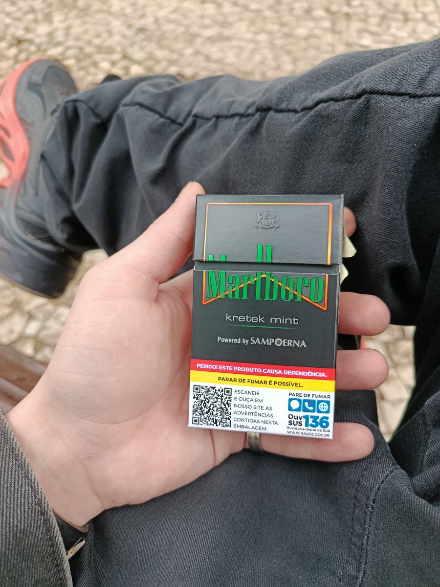 coverthebruises's tweet photo. review de cigarro: Marlboro kretek (eu chamo de marlboro black)
10/10
-cigarro leve, mas mata a vontade
-tem um sabor amentolado que não é enjoativo
-preço ótimo pra sua qualidade (16,50)
-comparado com outros cigarros de cravo populares, esses sem dúvidas é o melhor https://t.co/j2ldlby2Lv