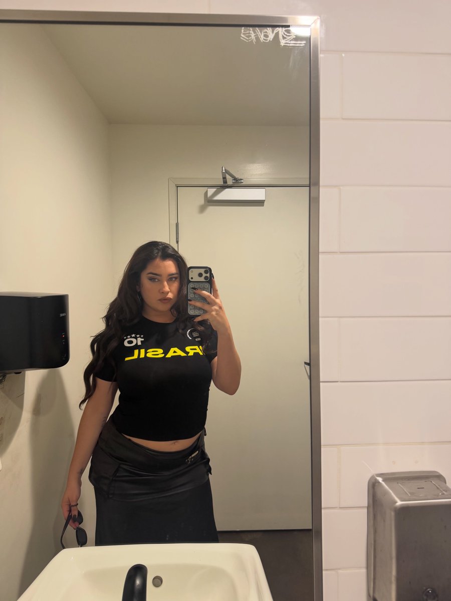 tracklist's tweet photo. RAINHA! Lauren Jauregui em nova foto com a camisa do Brasil 🥹🇧🇷 https://t.co/RdFWvASNQF