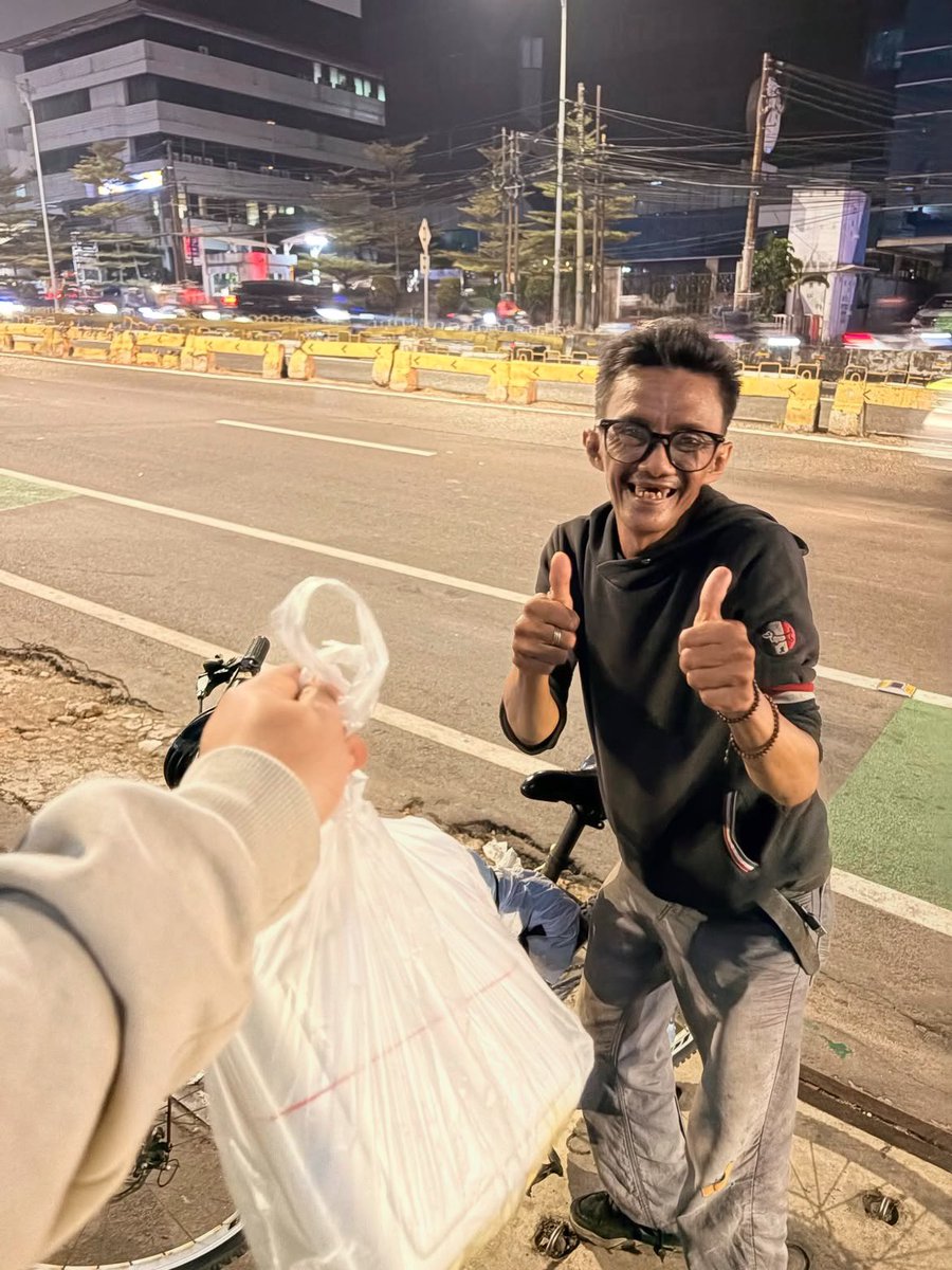 flllowiee's tweet photo. Omg guys.. Bapa ini masi bisa nganter makanan dan cari nafkah walau motornya di maling 😭💔 jadi skrng bapaknya nganterin pake sepedah.. sumpah in this economy jahat bgt. https://t.co/5IeMW7sTRO