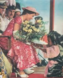 fruitsalad247's tweet photo. 4 year old Folasade Lawson dressed in typical Yoruba attire including #gele presented a bouquet of flowers to Queen Elizabeth II during her visit to 'Nigeria' (1956). People usually dress their kids in miniature versions of their cultural attire during special occasions. VIDEO👇 https://t.co/dNMZCQGxqz