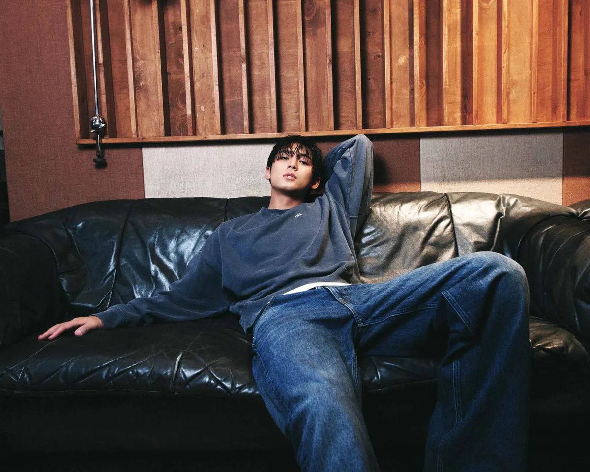 gyustarlit's tweet photo. down bad for mingyu’s long legs pose https://t.co/yQ9oq5EBMx