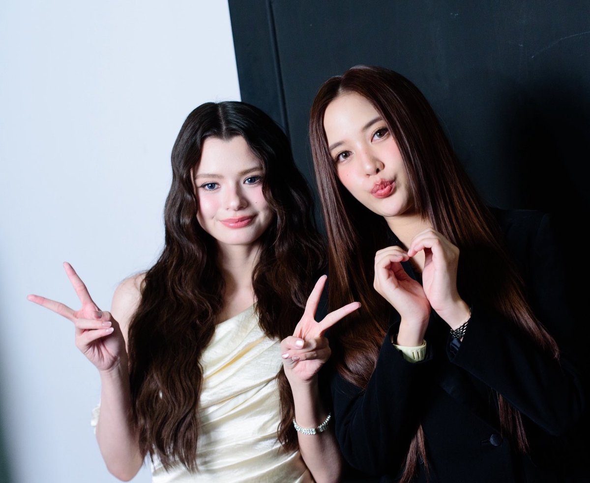 PexkyOfficial's tweet photo. ขอให้ทั้ง Solenn และ Becky ปังระดับจักรวาล งานรุม เงินไหลมาเทมา โปรเจกต์คู่โปรเจกต์เดี่ยว
ไม่ว่าโลกภายนอกจะวุ่นวายแค่ไหน ให้เป็นบ้านหลังเล็กๆ ในใจของกันและกันอบอุ่นแบบนี้เสมอ มีรอยยิ้มให้กันในทุกวัน รักกันกลมเกลียวเป็นหนึ่งเดียวของกันและกันตลอดไป

#SolennEnt1stAnniversary 
#BeckyEnt1stAnniversary
#SolennBeckyEnt1stAnniversary
#FreenBecky

🌷🧚‍♀️ อันนี้สำหรับสาววายค่ะ 🤭🤭

แสงไฟจากตึกสูงย่านใจกลางเมืองสะท้อนผ่านกระจกใสบานใหญ่ของห้องทำงานเพนต์เฮาส์หรู บอสสาวเจ้าของอาณาจักร Solenn Entertainment ทิ้งตัวลงพนักเก้าอี้ด้วยความเหนื่อยล้า แต่รอยยิ้มบนมุมปากกลับไม่ได้ลดลงเลยสักนิด นิ้วเรียวกดโทรศัพท์มือถือดูตารางงานของตัวเองสลับกับอีกคนที่อยู่คนละฟากตึก

“ครบ 1 ปีแล้วสินะ...”

เสียงเคาะประตูกระจกเบาๆ ดังขึ้น ก่อนที่ประตูจะแง้มออก พร้อมกับร่างบางของ CEO สาวที่ก้าวเข้ามาพร้อมรอยยิ้มละลายใจ ในมือถือกล่องเค้กชิ้นเล็กๆ ที่ปักเทียนเลข 1 ไว้เด่นสง่า

"ยังไม่กลับอีกเหรอคะบอสฟรีน? หรือว่ารอให้บอสอีกคนมาตรวจงานดึกคะเนี่ย" เสียงหวานเอ่ยแซวพร้อมกับเดินตรงเข้ามาหยุดยืนตรงหน้าโต๊ะทำงาน

ฟรีนเงยหน้าขึ้นสบตาคนที่เพิ่งเดินเข้ามา หัวใจที่เหนื่อยล้ามาทั้งวันเหมือนถูกชาร์จแบตจนเต็มปรี่ในเสี้ยววินาที สายตากลมโตคู่นั้นมองสำรวจพาร์ทเนอร์คนสำคัญ ที่ไม่ว่าจะผ่านไปกี่โปรเจกต์ กี่ดราม่า หรือกี่ความกดดัน เด็กคนนี้ก็ยังคงยืนอยู่ข้างๆ และเติบโตไปด้วยกันเสมอ

"ก็รอดูว่า... ใครจะใจดีมาเซอร์ไพรส์วันครบรอบ 1 ปีของพวกเราไงคะ" ฟรีนแกล้งตอบเสียงนุ่ม ยืดตัวขึ้นยืนเต็มความสูงก่อนจะก้าวเข้าไปใกล้ จนระยะห่างระหว่างทั้งคู่เหลือเพียงแค่ลมหายใจกั้น

เบคกี้หัวเราะคิกคัก ยื่นกล่องเค้กให้เบาๆ "แหม รู้ทันตลอดเลยนะ... สุขสันต์วันครบรอบ 1 ปีนะพี่ฟรีน 1 ปีแล้วที่เราเป็นบอสเต็มตัว 1 ปีแล้วที่บริษัทของเราเดินหน้ามาได้ขนาดนี้ เก่งมากๆ เลยค่ะ"

ฟรีนรับกล่องเค้กมาวางไว้ข้างโต๊ะ ก่อนจะเปลี่ยนเป็นเอื้อมมือไปจับมือเรียวของอีกฝ่ายไว้แน่น นิ้วโป้งลูบหลังมือเบาๆ อย่างคุ้นเคย สายตาที่มองมาสื่อความหมายลึกซึ้งจนคนถูกมองต้องหลบตาด้วยความเขิน

"ขอบคุณนะเบคกี้... ขอบคุณที่วันนั้นตัดสินใจก้าวเดินมาด้วยกัน ขอบคุณที่เป็นกำลังใจ เป็นบ้าน และเป็นรอยยิ้มให้กันในทุกวันที่เหนื่อย" เสียงของฟรีนอบอุ่นและจริงจังจนเบ็คกี้เผลอเม้มปาก

"ไม่ใช่แค่พี่ฟรีนหรอกค่ะที่เหนื่อย... เบคกี้เองก็เหมือนกัน แต่เพราะรู้ว่ามีอีกคนที่เดินอยู่บนเส้นทางเดียวกัน คอยมองตาแล้วรู้ใจกันตลอด... มันทำให้เบคกี้รู้สึกว่า ไม่มีอะไรที่เราสองคนทำไม่สำเร็จหรอก"

เบคกี้เงยหน้าขึ้นสบตากับฟรีน ดวงตาเป็นประกายสะท้อนภาพของกันและกัน ท่ามกลางตึกสูงและโลกธุรกิจที่หมุนไปอย่างรวดเร็ว พื้นที่เล็กๆ ตรงนี้กลับอบอวลไปด้วยความปลอดภัยและความรักที่เติบโตขึ้นพร้อมๆ กับอายุของบริษัท

"งั้น... ขอพรข้อหนึ่งสิคะ สำหรับปีที่สองของพวกเรา" ฟรีนกระซิบชิดริมหู เสียงทุ้มนุ่มทำเอาหัวใจคนฟังเต้นรัว

"อื้ม..." เบคกี้หลับตาลงอธิษฐานในใจ ก่อนจะลืมตาขึ้นมาสบตากับคนตรงหน้าอีกครั้ง รอยยิ้มหวานหยดย้อยปรากฏขึ้นพร้อมกับคำตอบที่ทำให้คนฟังใจละลาย

"ขอให้ปีหน้า ปีต่อๆ ไป และทุกๆ ปี... เรายังได้ยืนมองความสำเร็จของกันและกันแบบนี้ อยู่ข้างๆ กันแบบนี้ไปนานๆ จนแก่เลยนะคะ"

ฟรีนยิ้มกว้างจนตาหยี ก่อนจะโน้มใบหน้าเข้าไปใกล้กระซิบตอบเบาๆ ที่ข้างหู

"ตามใจค่ะ... เพราะต่อให้ขออะไร ก็ยอมให้หมดอยู่แล้ว เบ้บ"